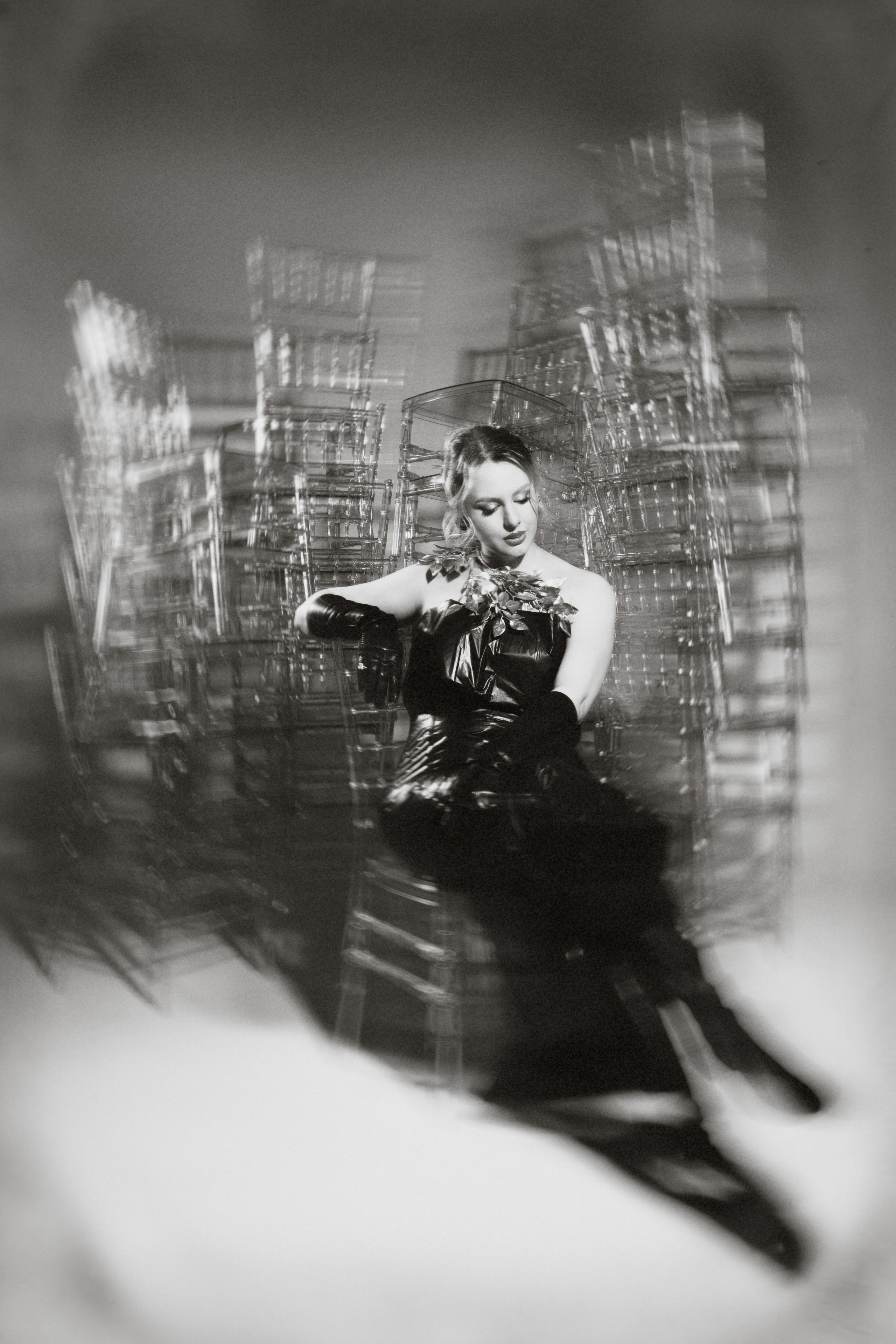 Модная фотосессия с использованием нестандартных материалов — черные мусорные пакеты в роли вечернего платья.