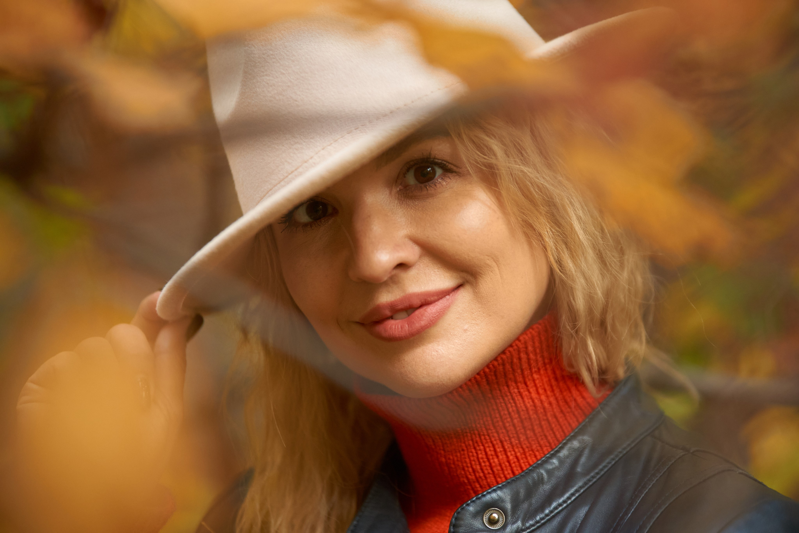 Красивая осенняя фотосессия для девушки в дендропарке Новосибирска. Репортажный и женский фотограф в Новосибирске