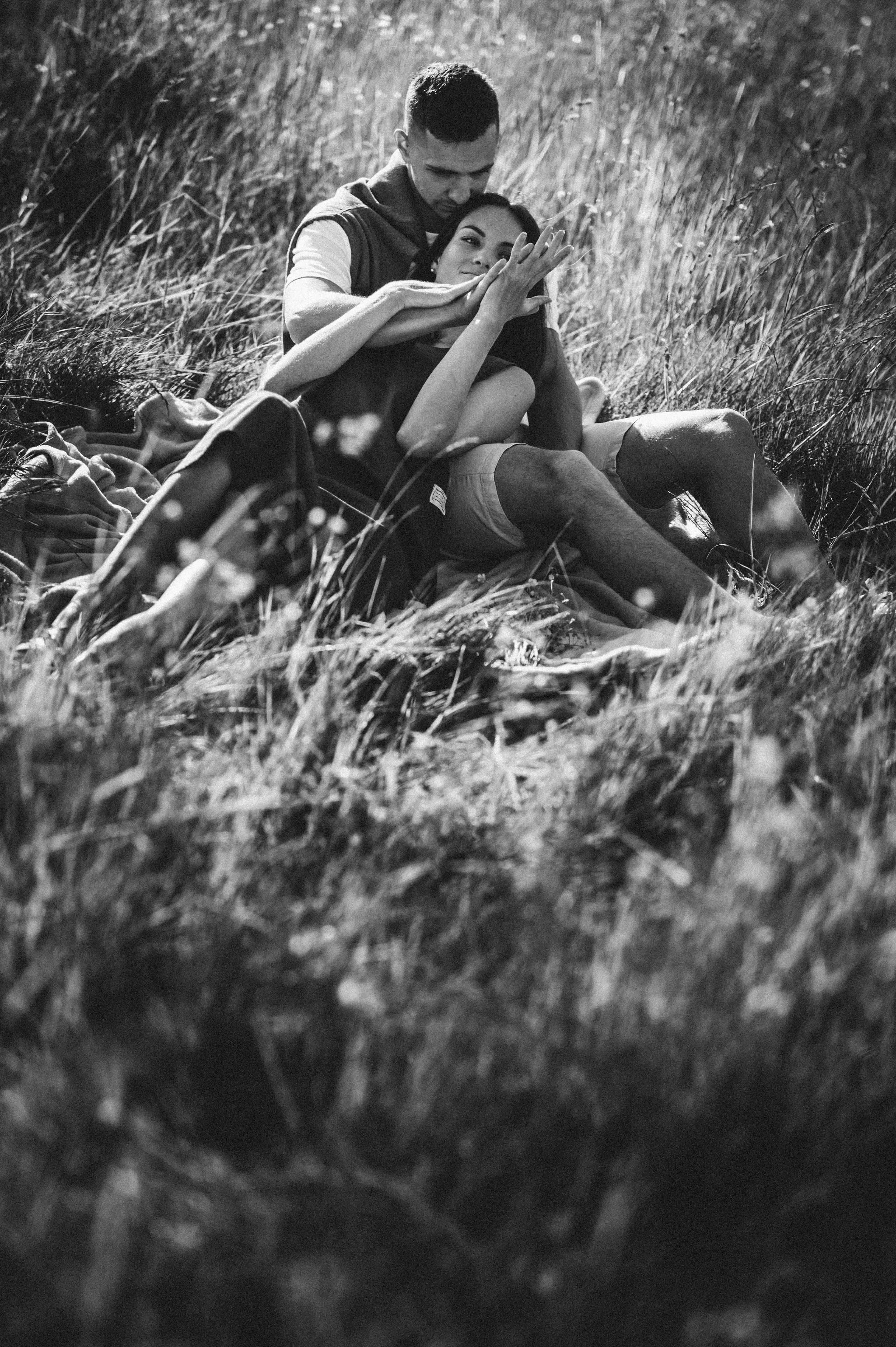 Черно-белое фото парня и его девушки которые обнимаются в поле