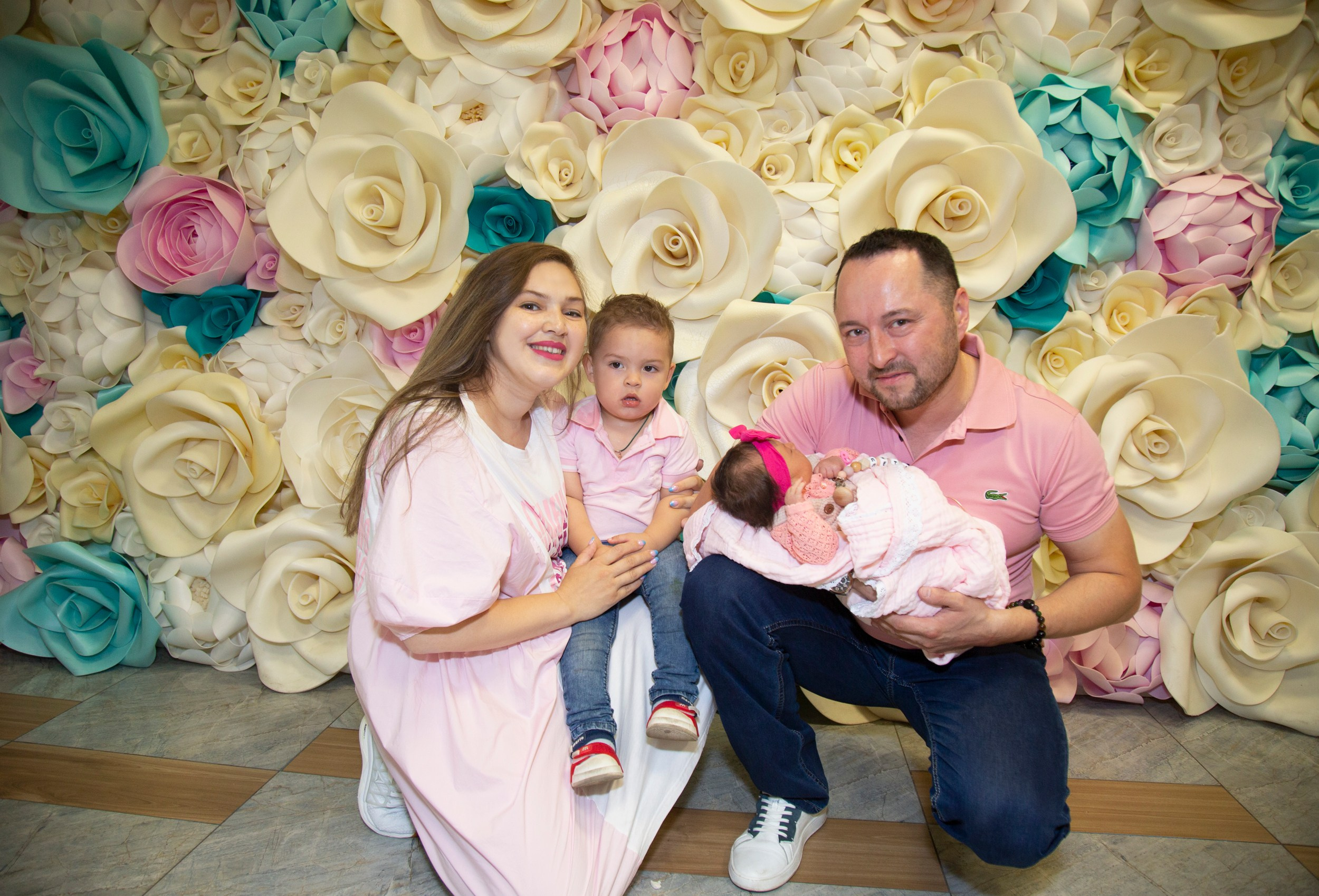 Выписка из роддома в Москве на Щукинской для Рамзии и Эдуарда. Фотосессия в студии в Москве от профессионального фотографа услуги по доступным ценам