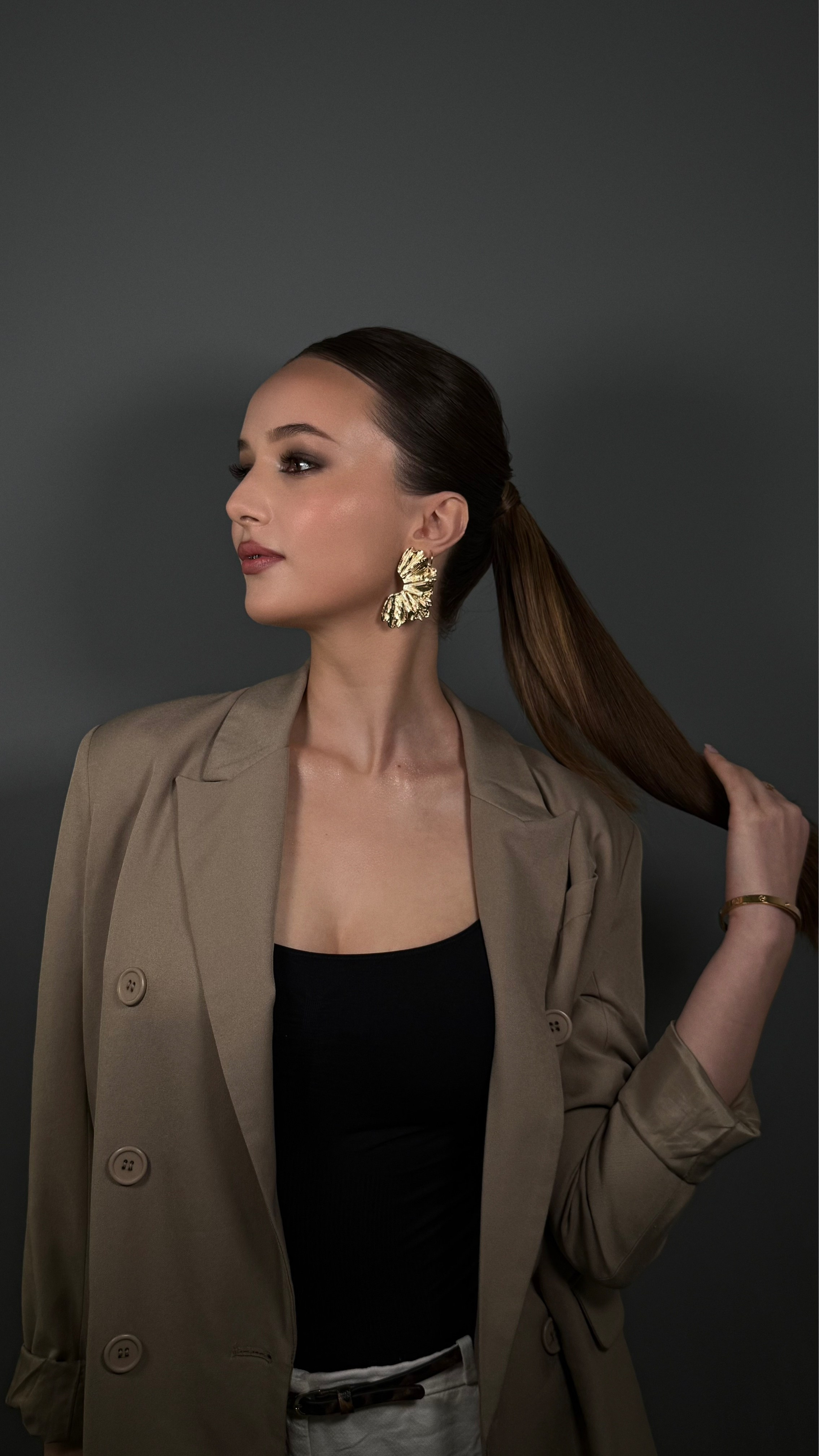 Услуги. Студия визажистов, стилистов по прическам, бровистов и мастеров по ресницам