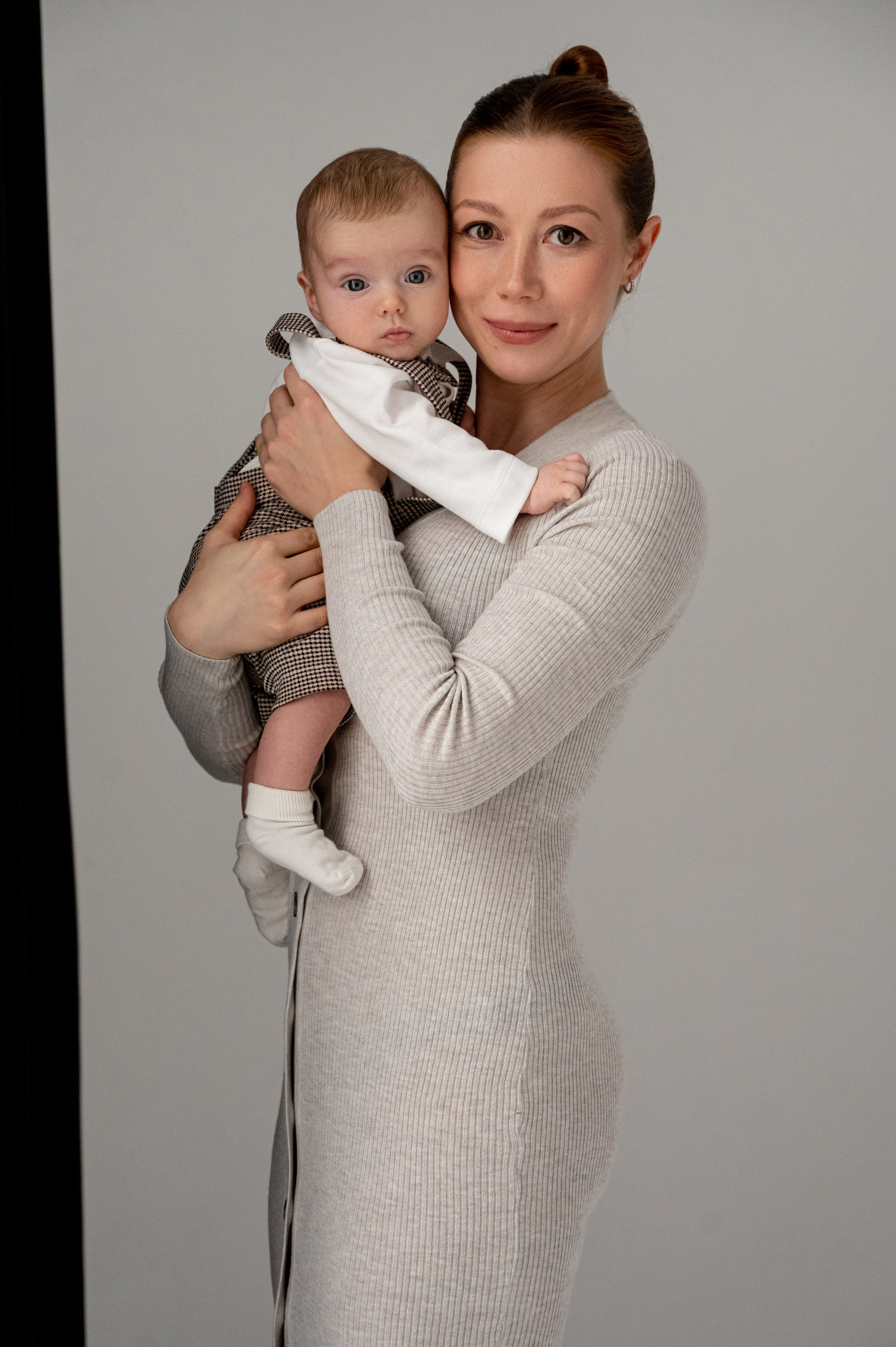 Семейная съемка. Профессиональный фотограф беременности в СПБ. Стильные фотосессии беременности в стиле минимализм и классическая фотография