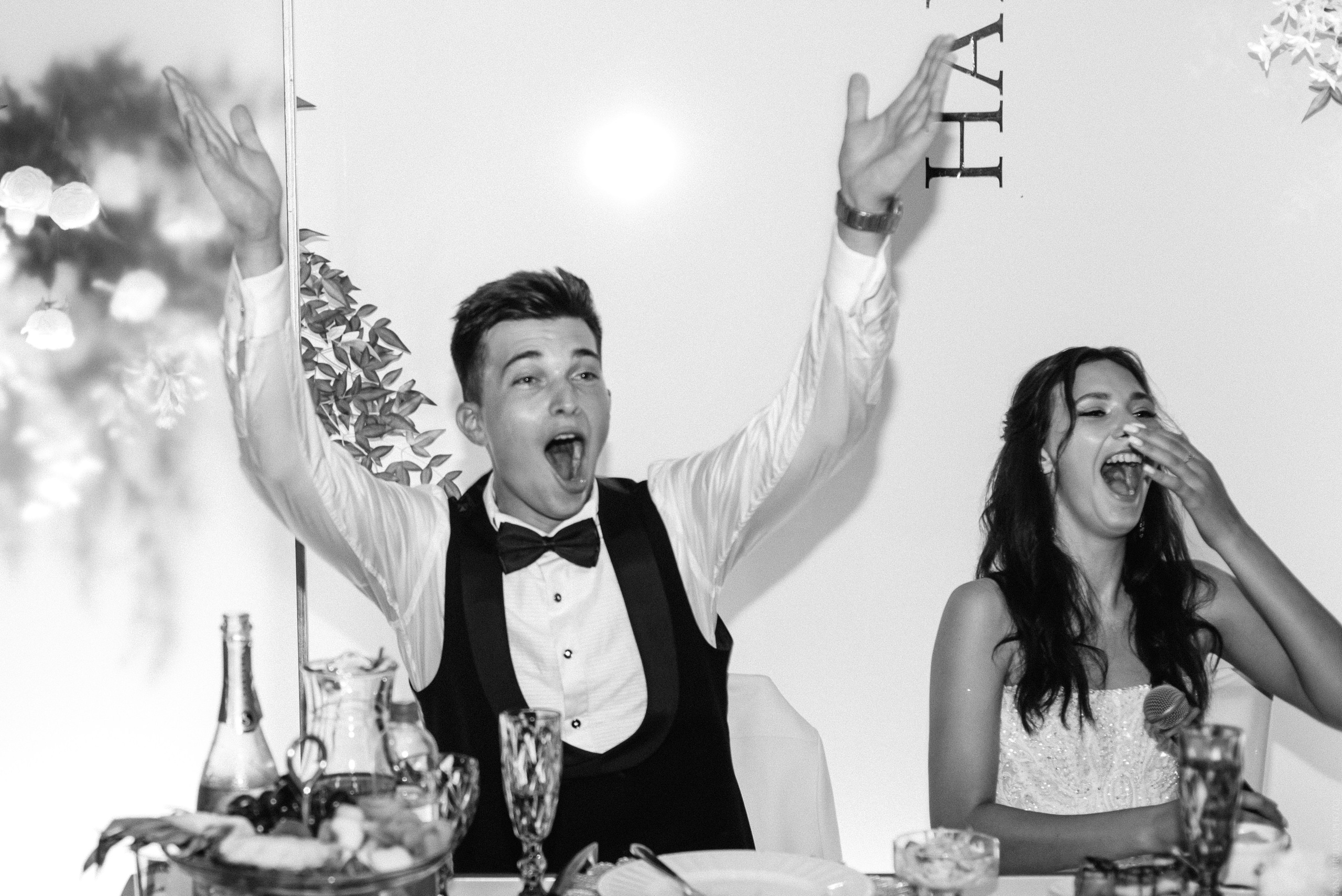 Веселая фотография жениха и невесты на банкете