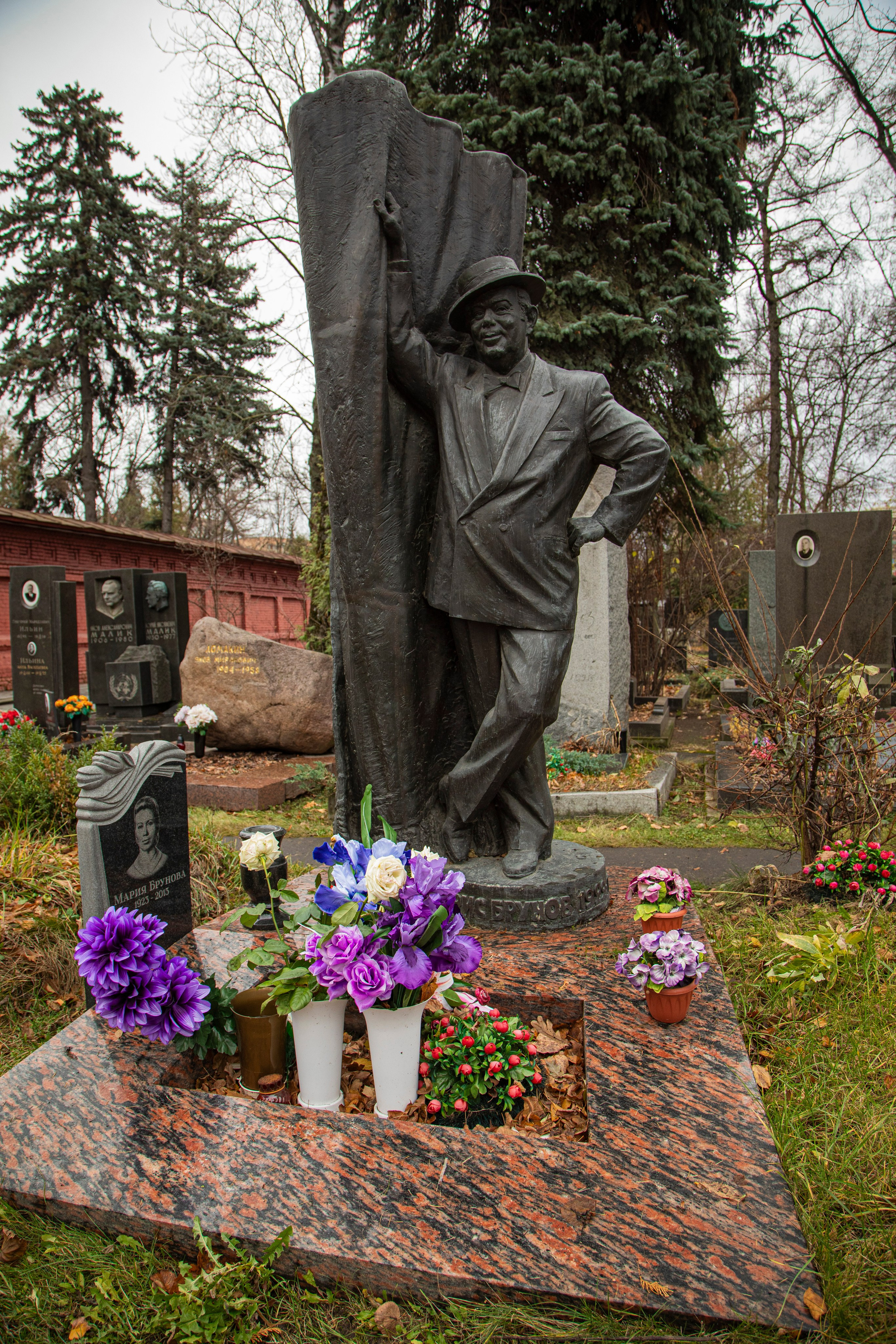 Осенняя прогулка по Новодевичьему кладбищу. Фотограф Сергей Ловкий