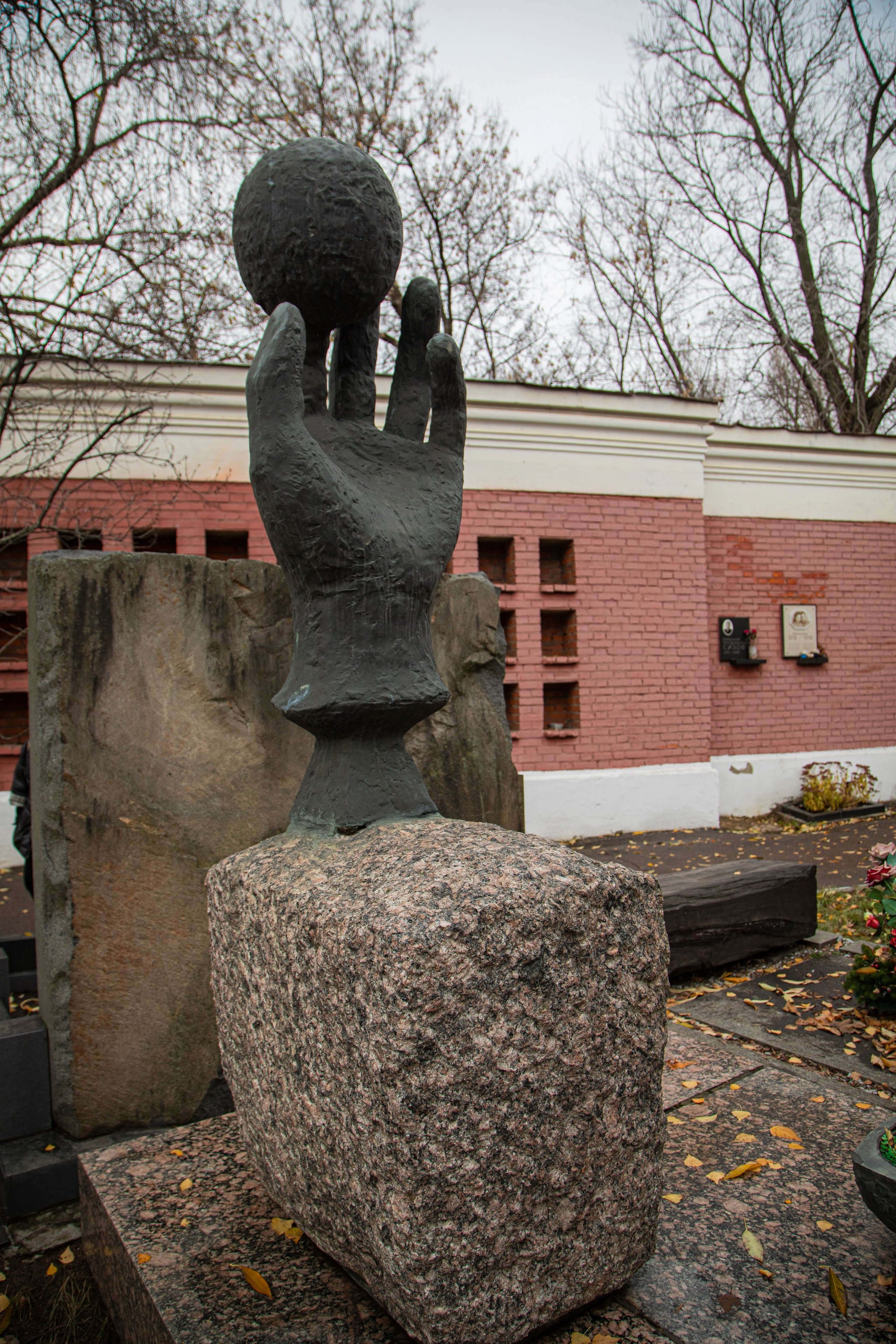 Осенняя прогулка по Новодевичьему кладбищу. Фотограф Сергей Ловкий