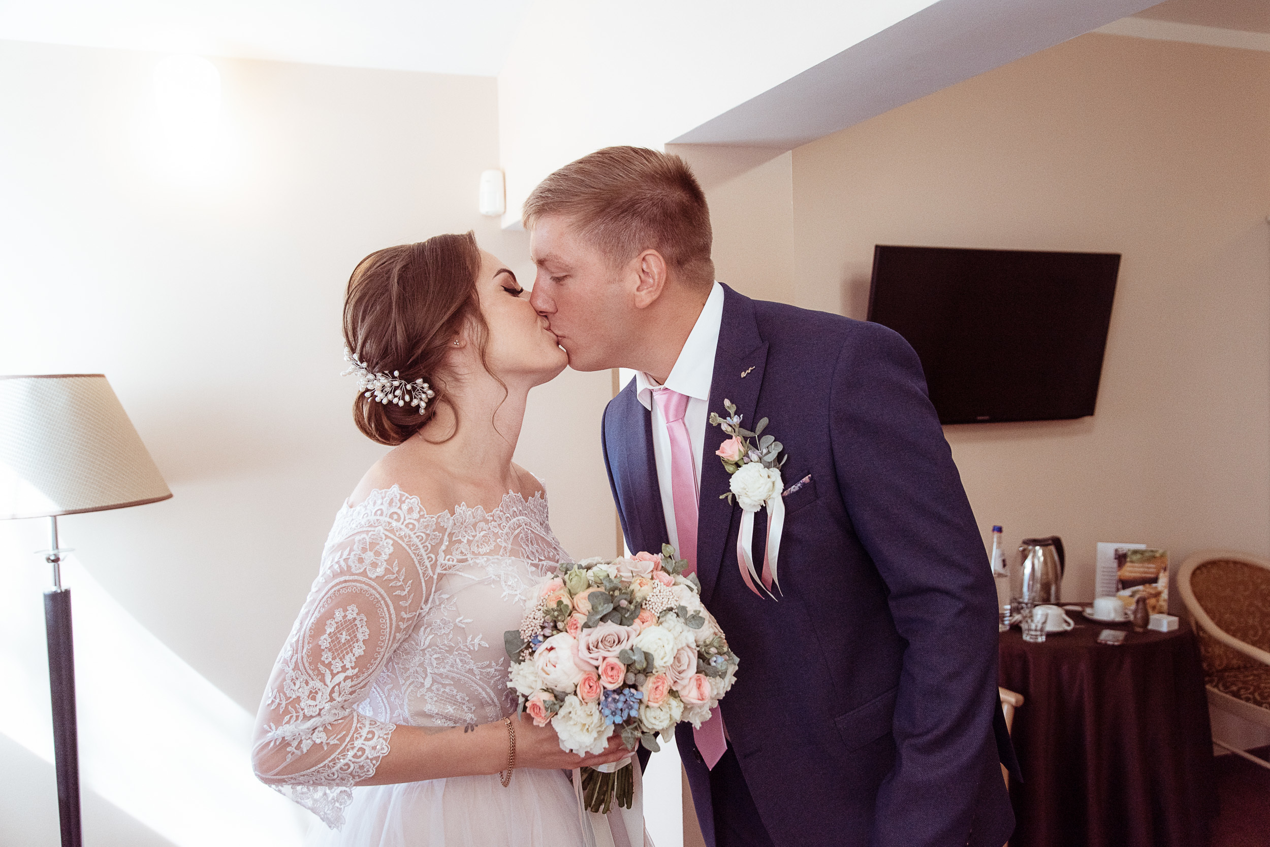 Утро невесты в отеле «Клевер» в Клину. Свадебный фотограф, видеограф в Клину, Москве, Зеленограде, Калабушкин