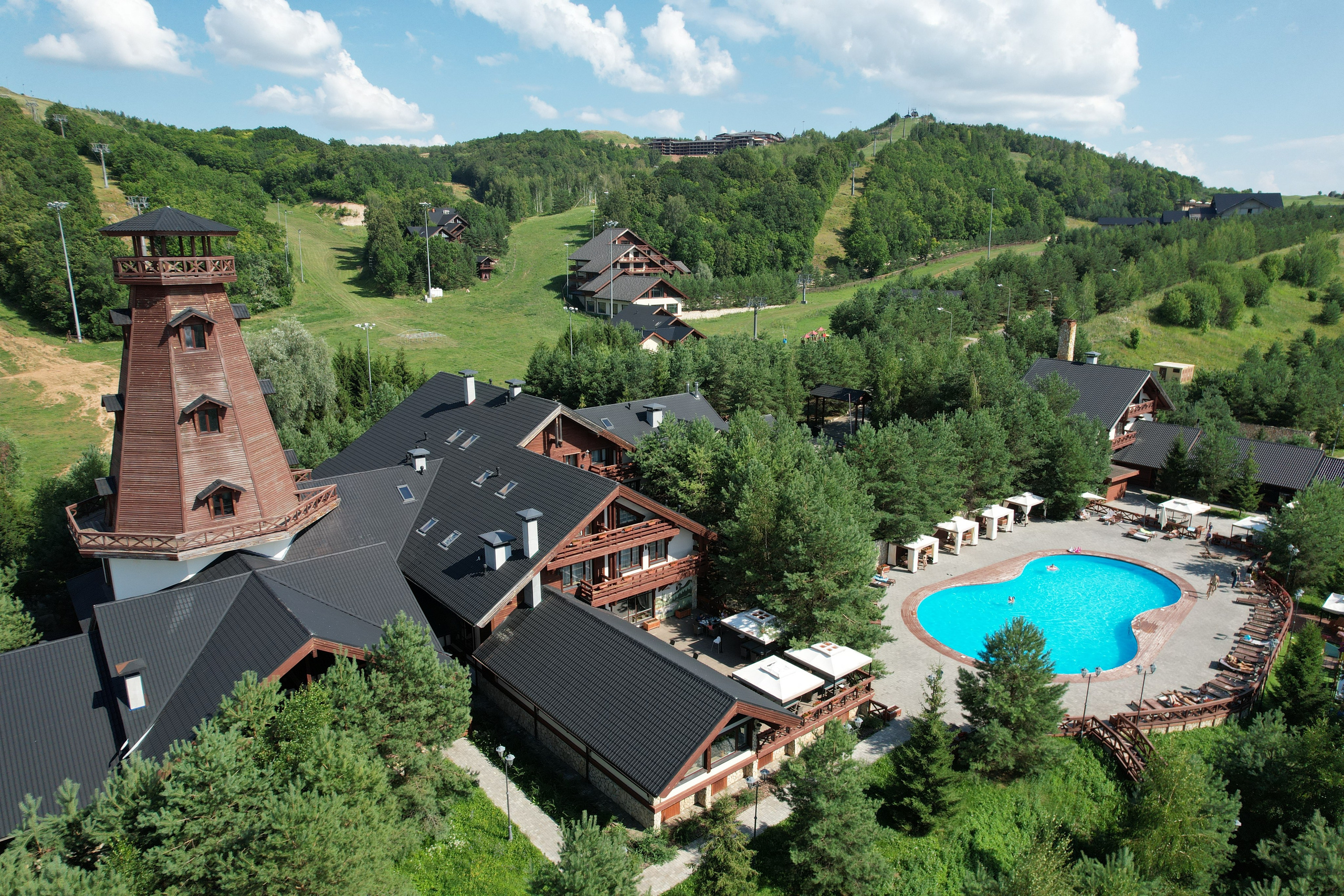 Аэросъемка с дрона базы отдыха и маяка в Республике Татарстан