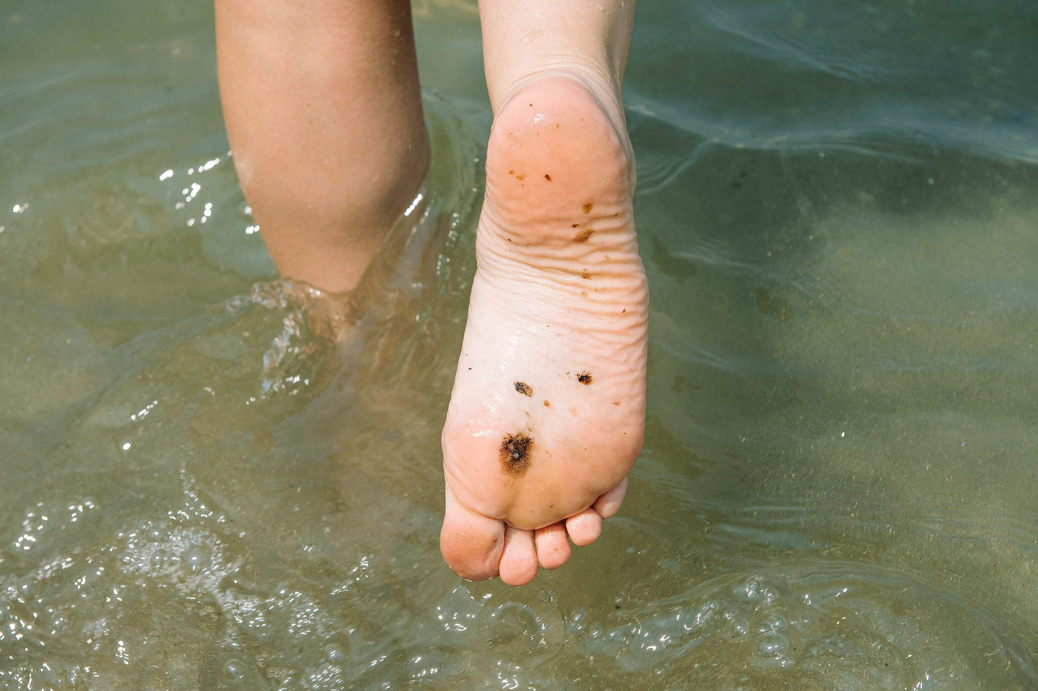 Мазут в Черном море на пляже в Анапе