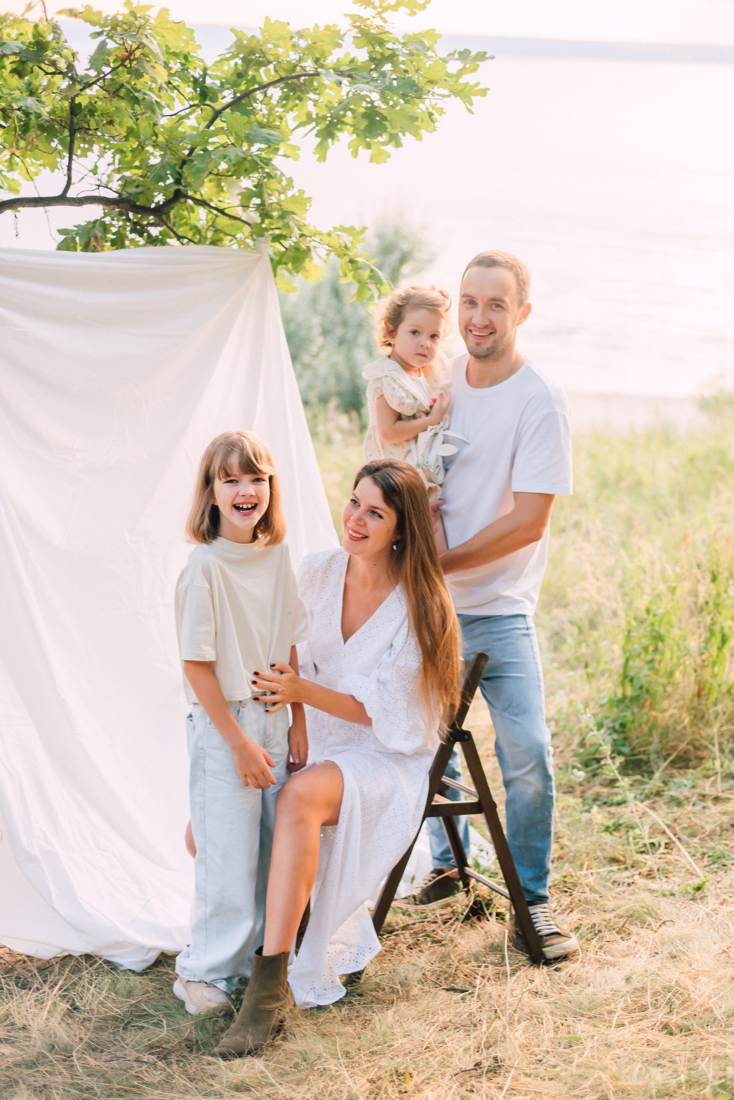 Большая семья летом на фоне леса