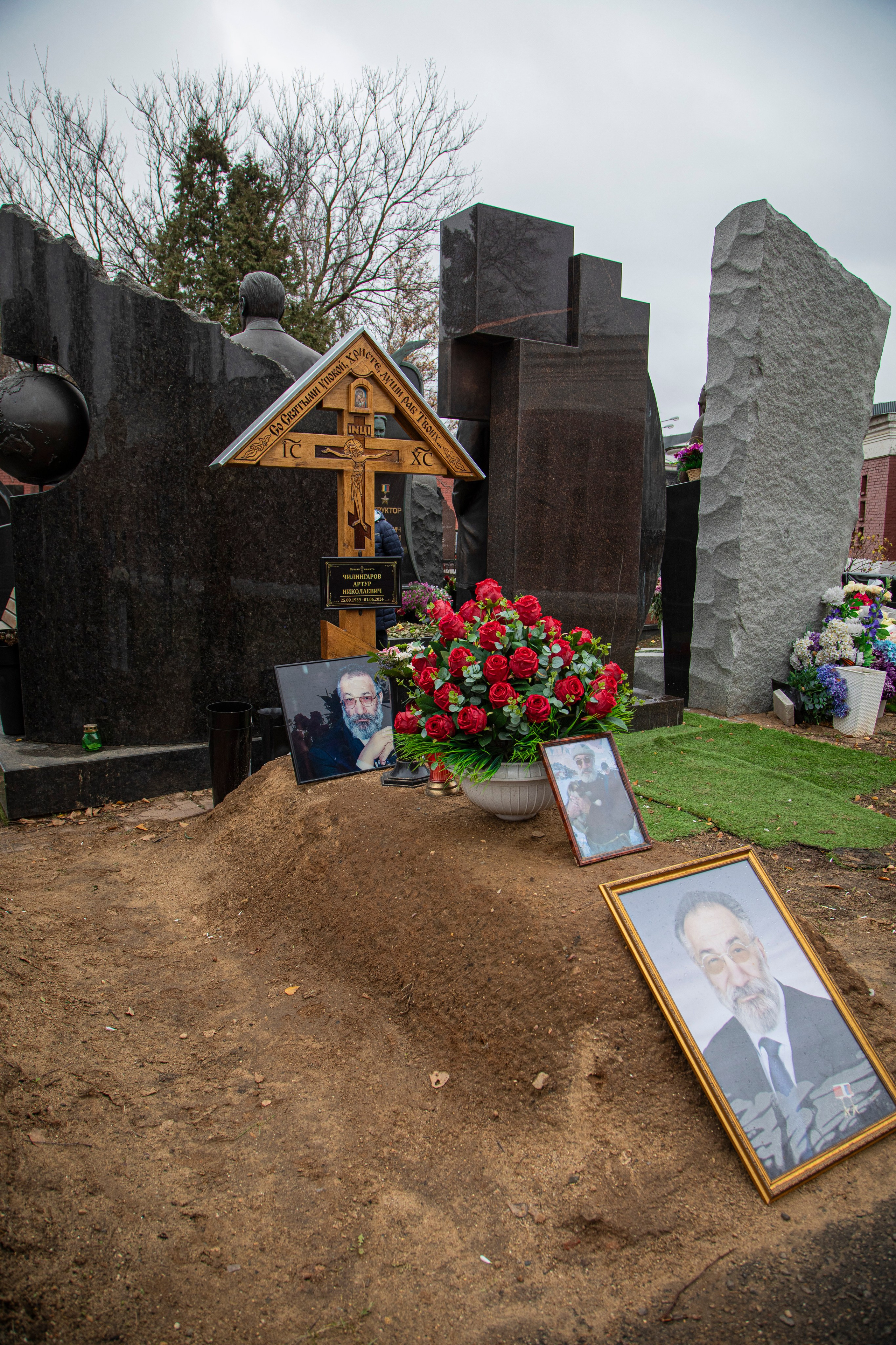 Осенняя прогулка по Новодевичьему кладбищу. Фотограф Сергей Ловкий