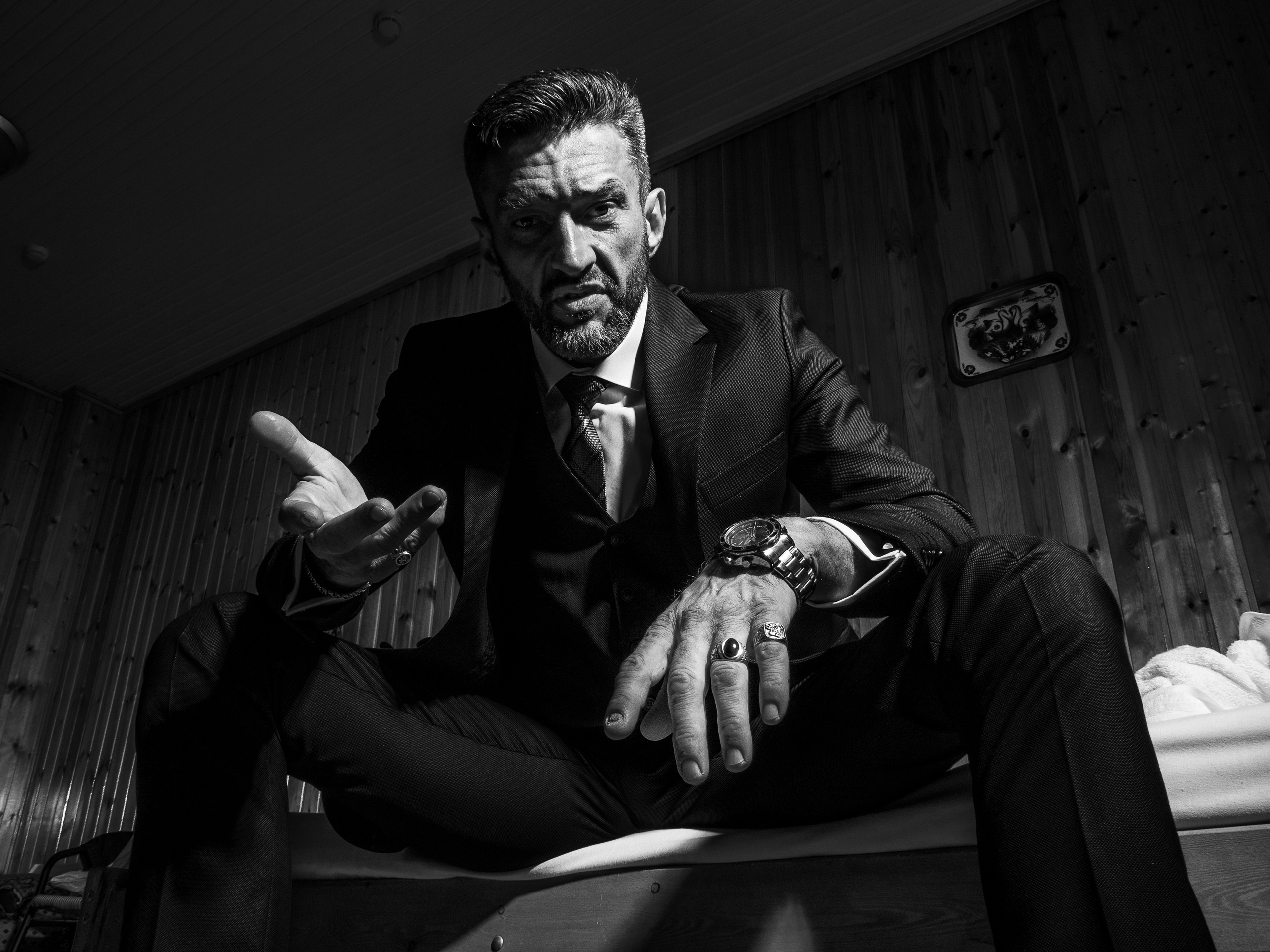 Черно-белая фотография, "Решала" Выдержка: 1/160 sec Диафрагма: F 10 Чувствительность: ISO 100 Вспышка: Neewer Vision 4, мощность 1/32 Камера: Olympus OMD E-M5II Объектив: Zuiko 14-150 Mark II F/4-5.6 Фокусное расстояние: 14 mm35-мм эквивалент: 28 mm Режим замера: Spot GPS: Хостел "Гжель", г. Краснодар Дата: 04/2021. Запись на съемку 89628726000 фотограф черно-белой фотографии Аксёнов Алексей.