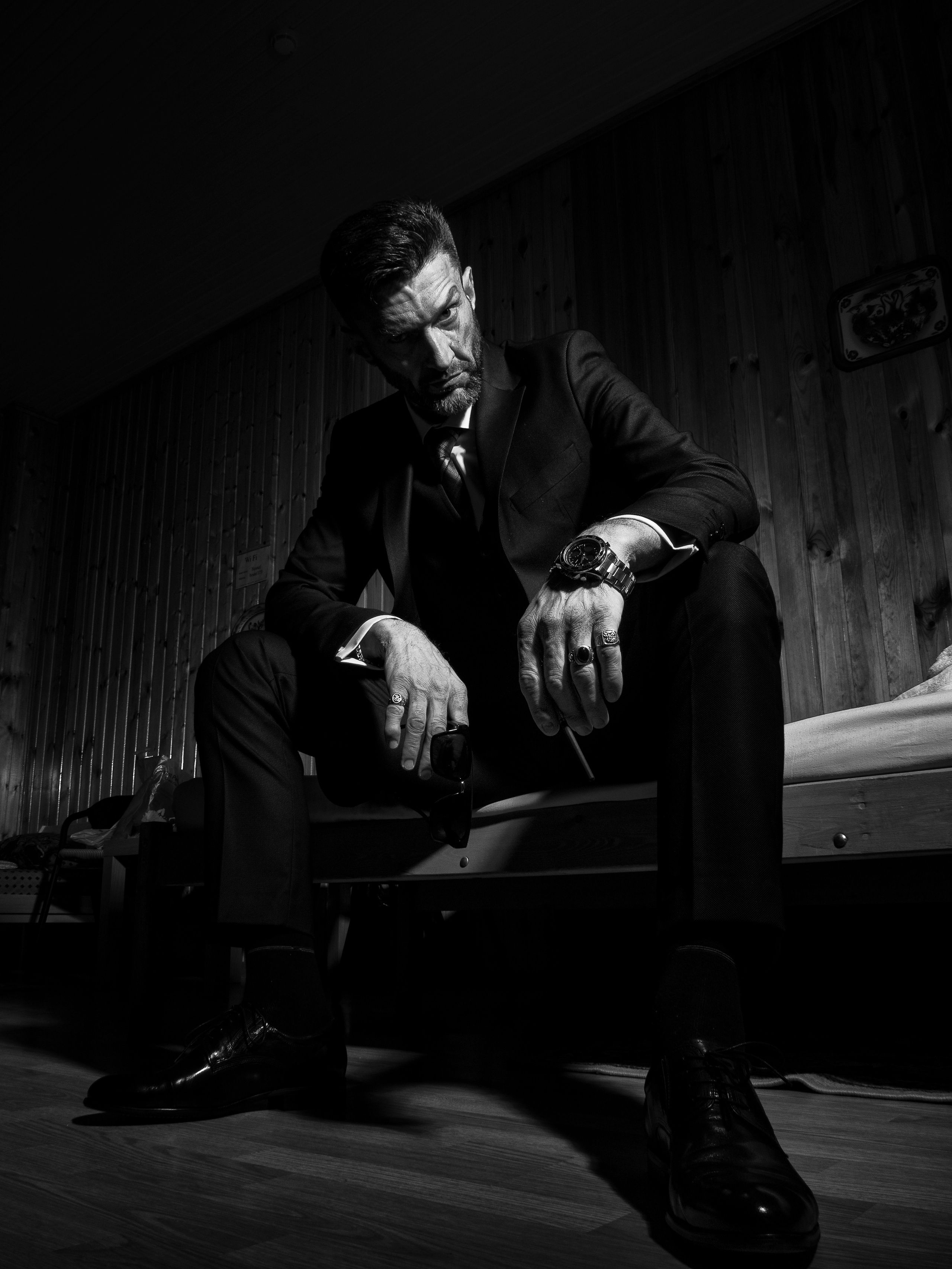 Черно-белая фотография, "Решала" Выдержка: 1/160 sec Диафрагма: F 10 Чувствительность: ISO 100 Вспышка: Neewer Vision 4, мощность 1/32 Камера: Olympus OMD E-M5II Объектив: Zuiko 14-150 Mark II F/4-5.6 Фокусное расстояние: 14 mm35-мм эквивалент: 28 mm Режим замера: Spot GPS: Хостел "Гжель", г. Краснодар Дата: 04/2021. Запись на съемку 89628726000 фотограф черно-белой фотографии Аксёнов Алексей.