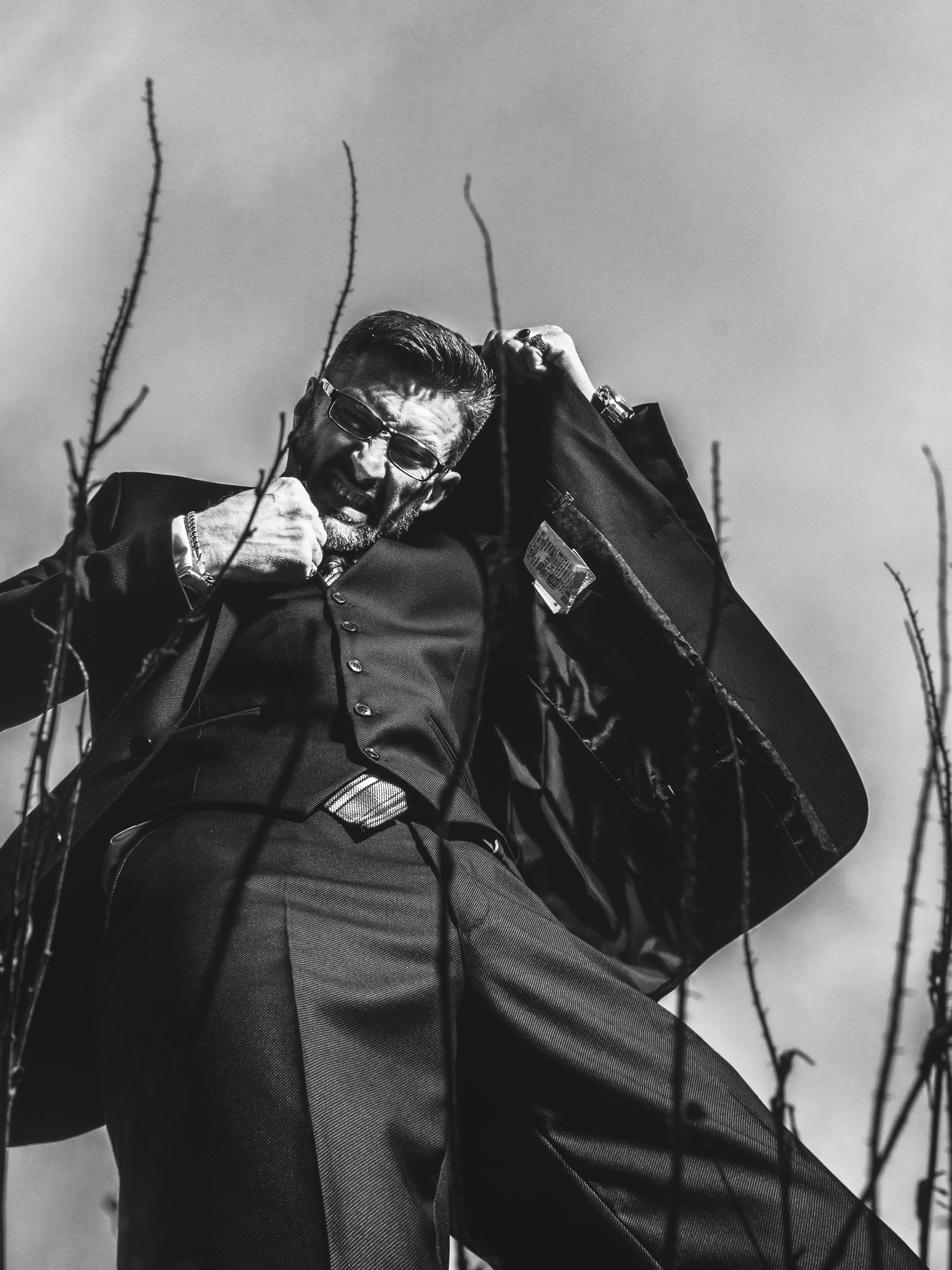 Черно-белая фотография, "Решала" Выдержка: 1/160 sec Диафрагма: F 10 Чувствительность: ISO 100 Вспышка: Neewer Vision 4, мощность 1/32 Камера: Olympus OMD E-M5II Объектив: Zuiko 14-150 Mark II F/4-5.6 Фокусное расстояние: 14 mm35-мм эквивалент: 28 mm Режим замера: Spot GPS: Хостел "Гжель", г. Краснодар Дата: 04/2021. Запись на съемку 89628726000 фотограф черно-белой фотографии Аксёнов Алексей.