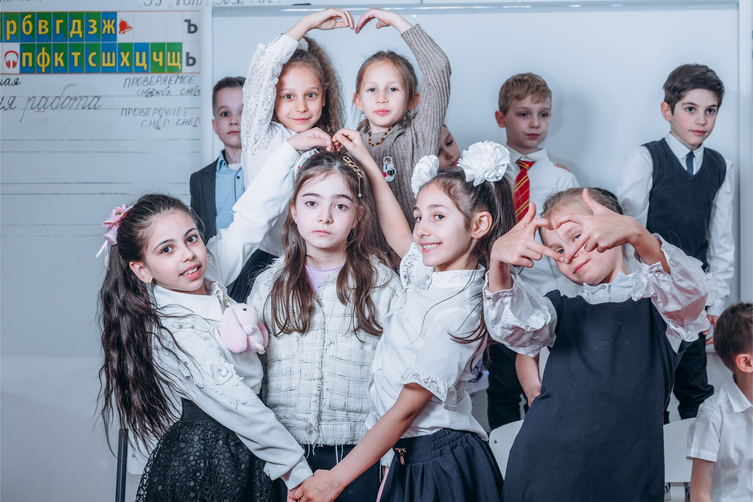 Выпускной альбом 1 класса — фотосессия в школе, деликатная ретушь и дизайн в Москве. MILATE — выпускные альбомы, фотосессии и видео в Москве