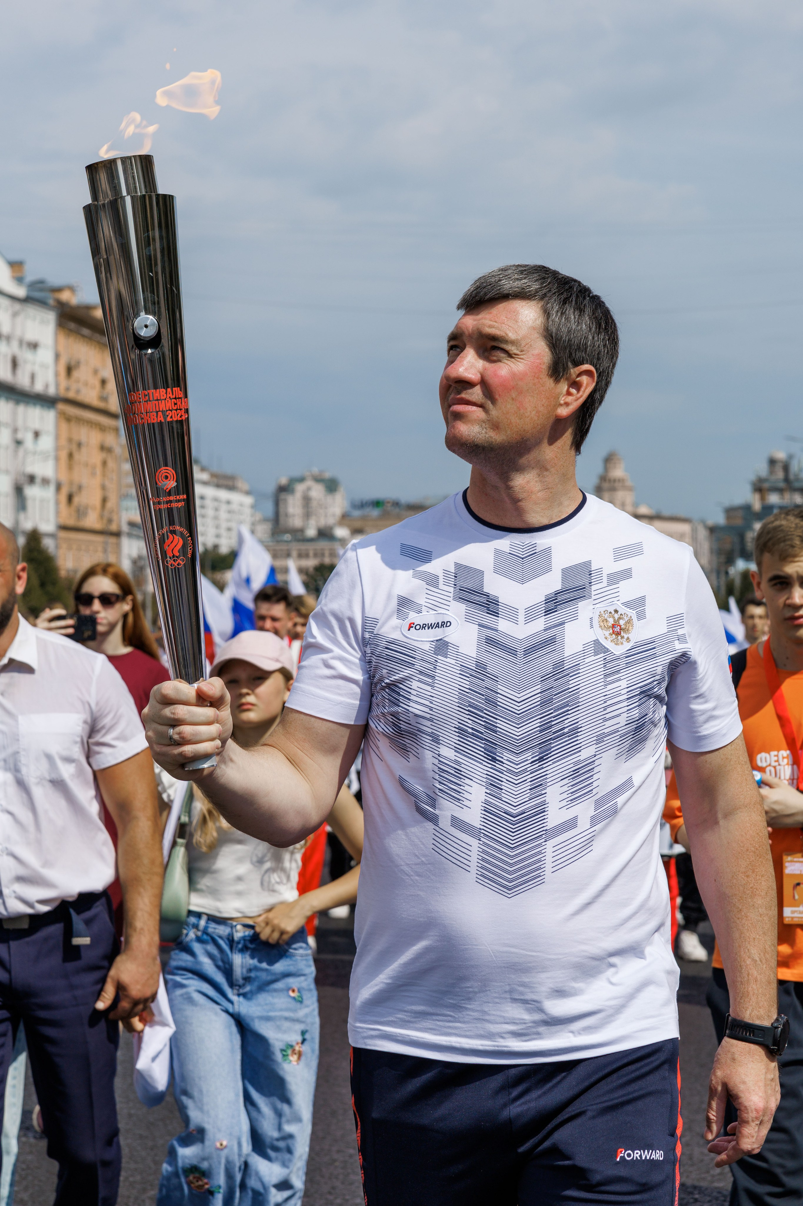 Алексей Свирин несет Олимпийский огонь по Садовому кольцу