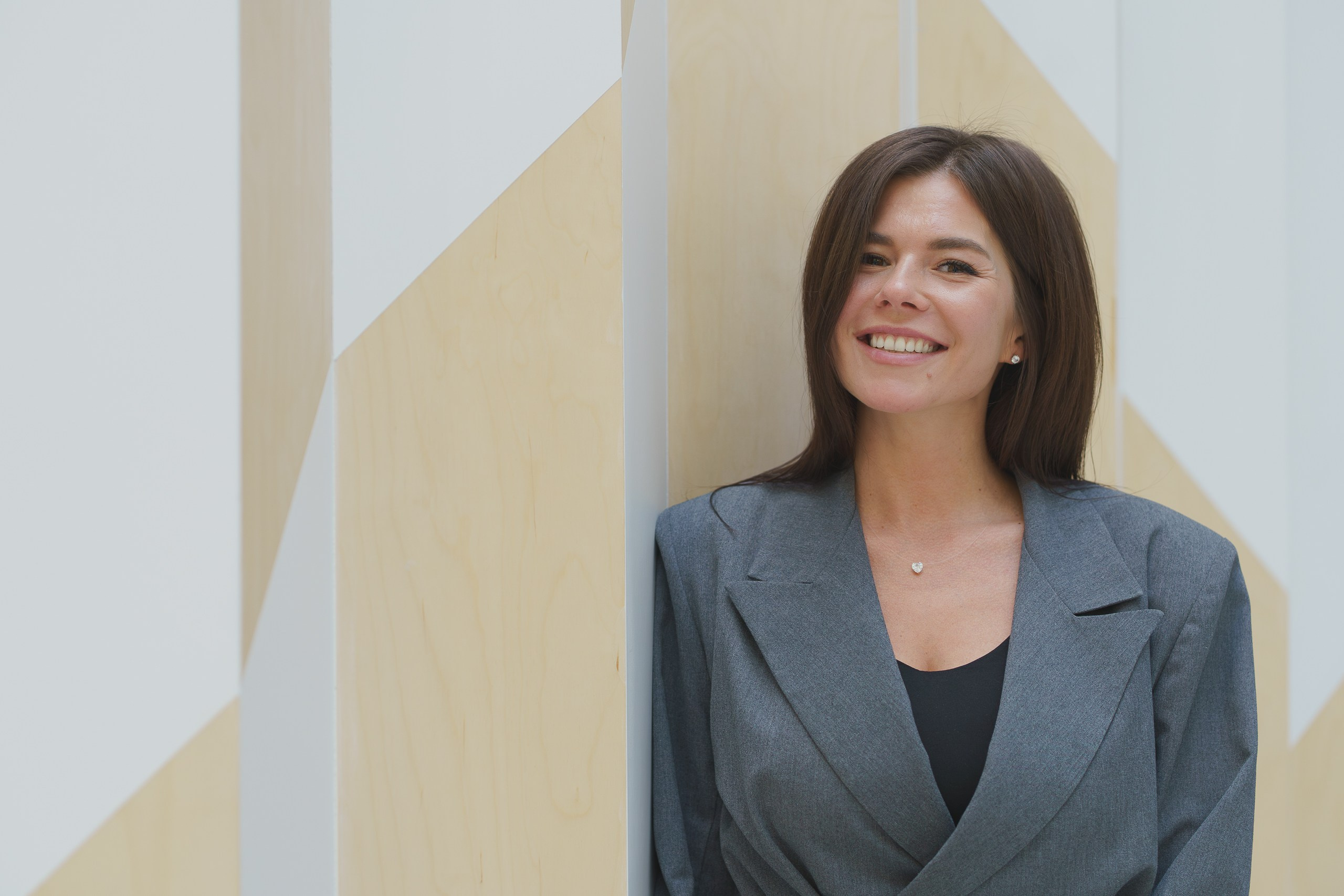 Образ Дарьи в студийном свете, внимательный взгляд