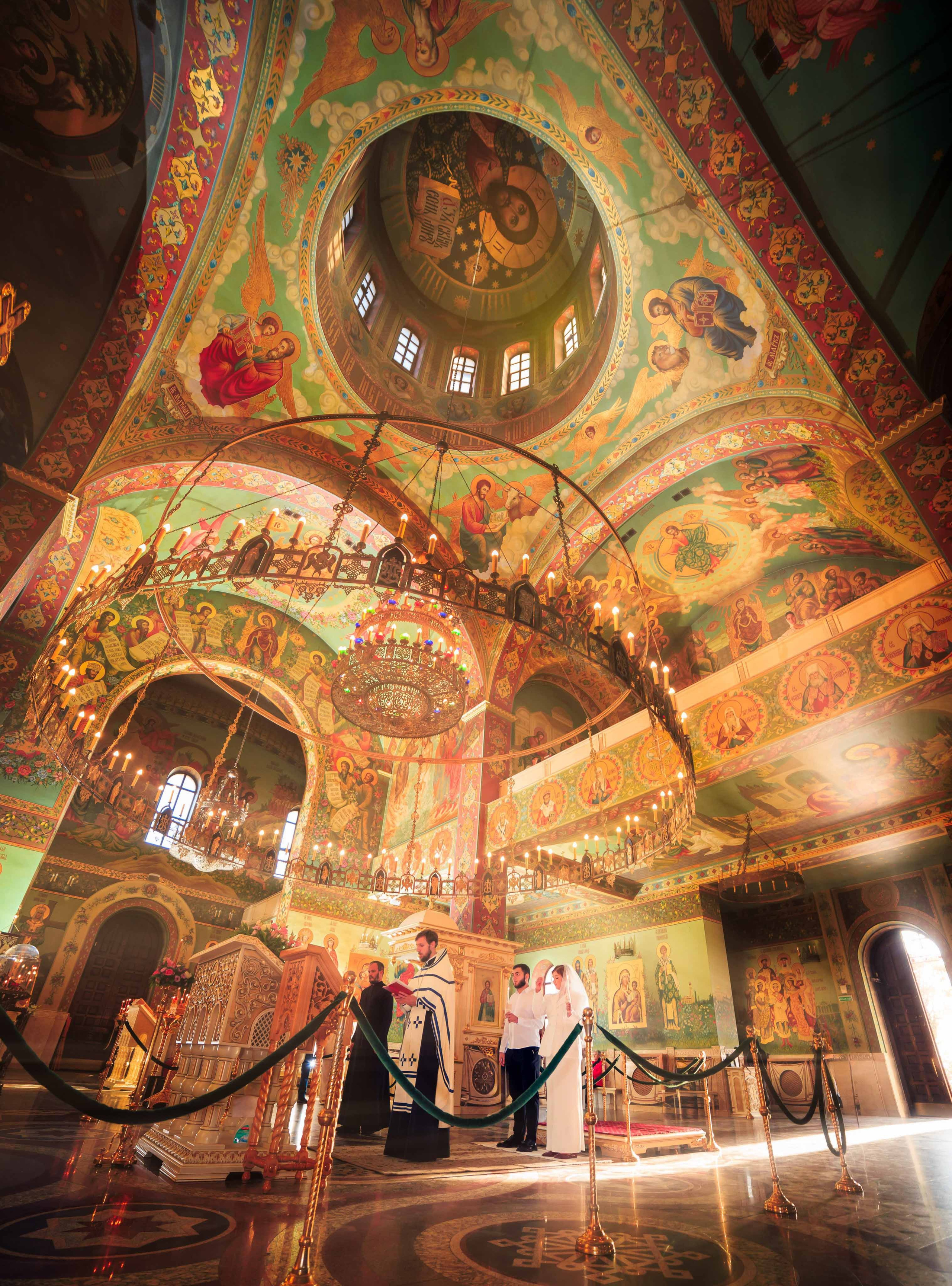 Заказать фотографа на венчание - профессиональная съемка в храме.