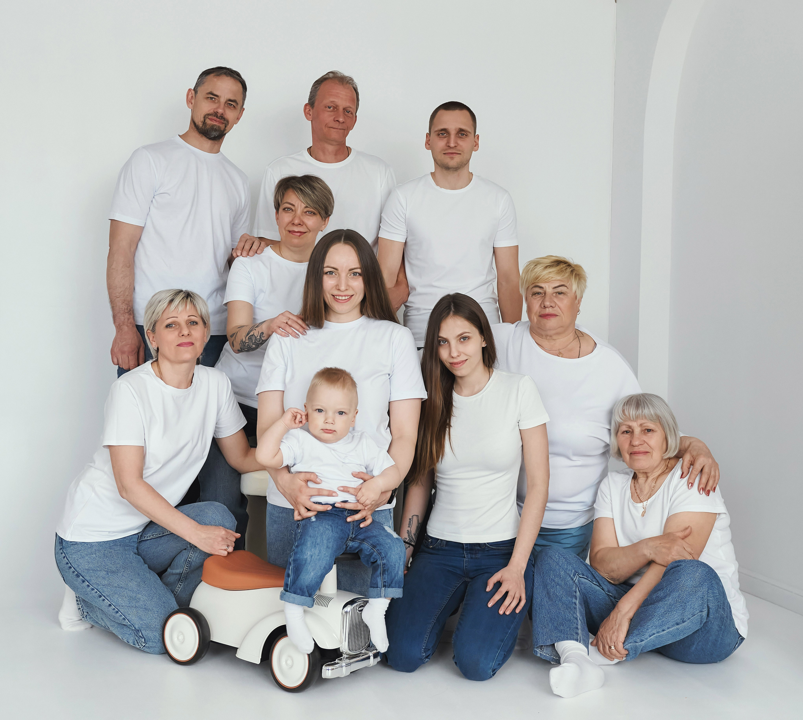 Семейная фотосессия в студии с детьми. Семейный фотограф Евгений Опарин