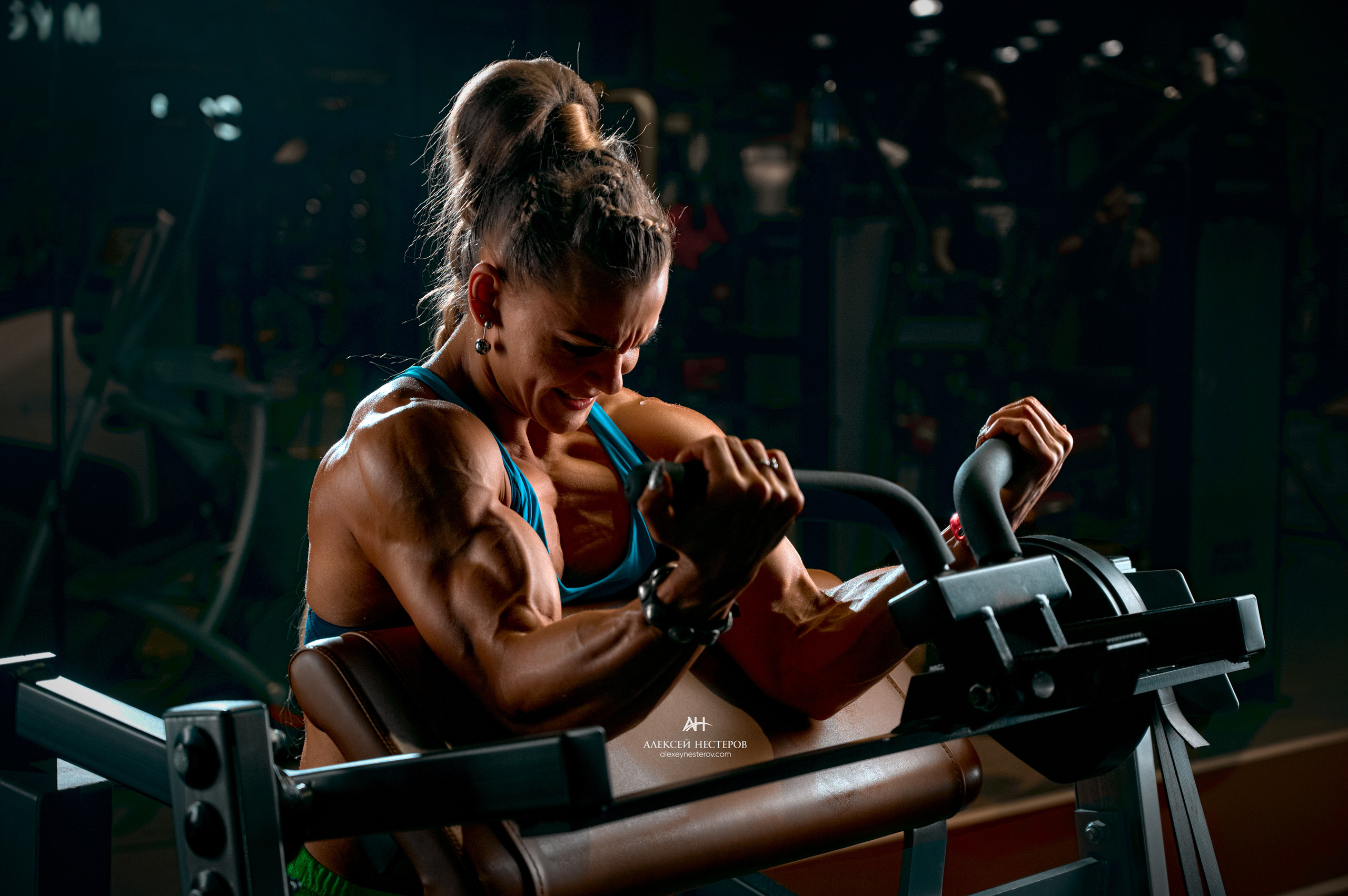 Фотосессия Марины Демидовой в тренажерном зале Lomov Gym. Спортивный фитнес фотограф Алексей Нестеров