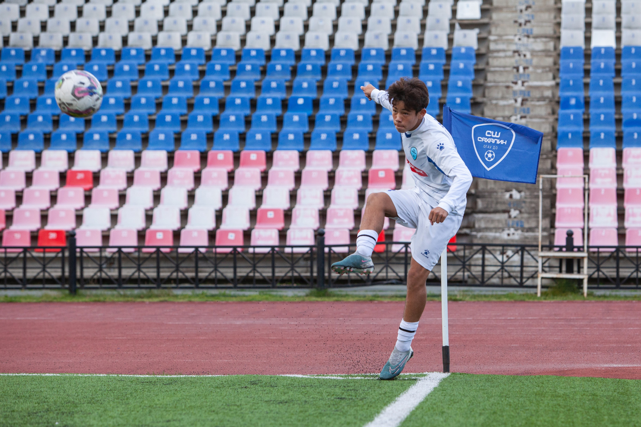 Матч юношеской футбольной лиги между командами СШ «Сахалин» и «СШОР № 1» (Комсомольск-на-Амуре). Кутузов Евгений Фотограф в Южно-Сахалинске