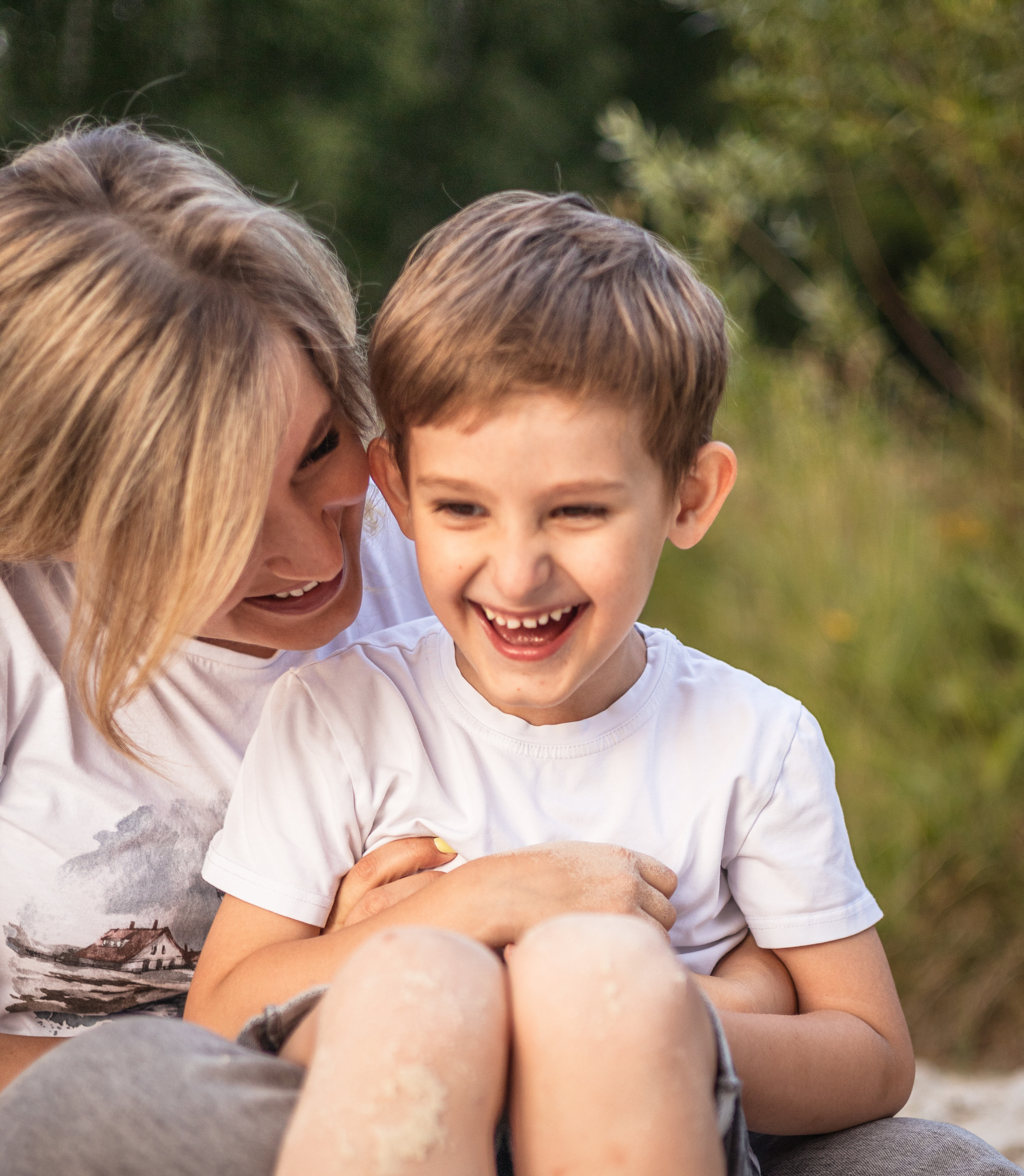 Family photo session in the sunset lights. Family, portrait, content photo in Costa Rica Evgeniya Besprozvannykh