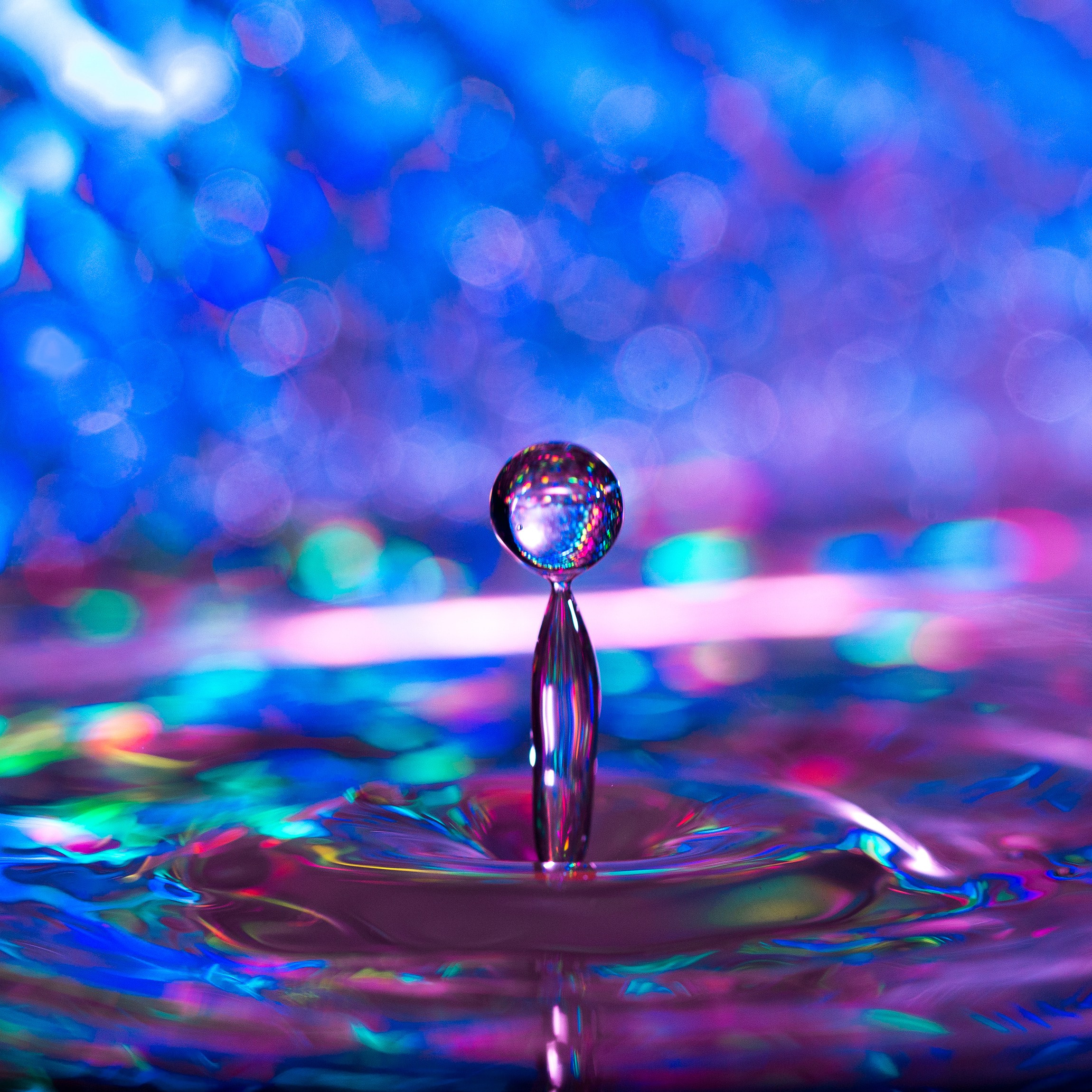 капля воды в синем фоне