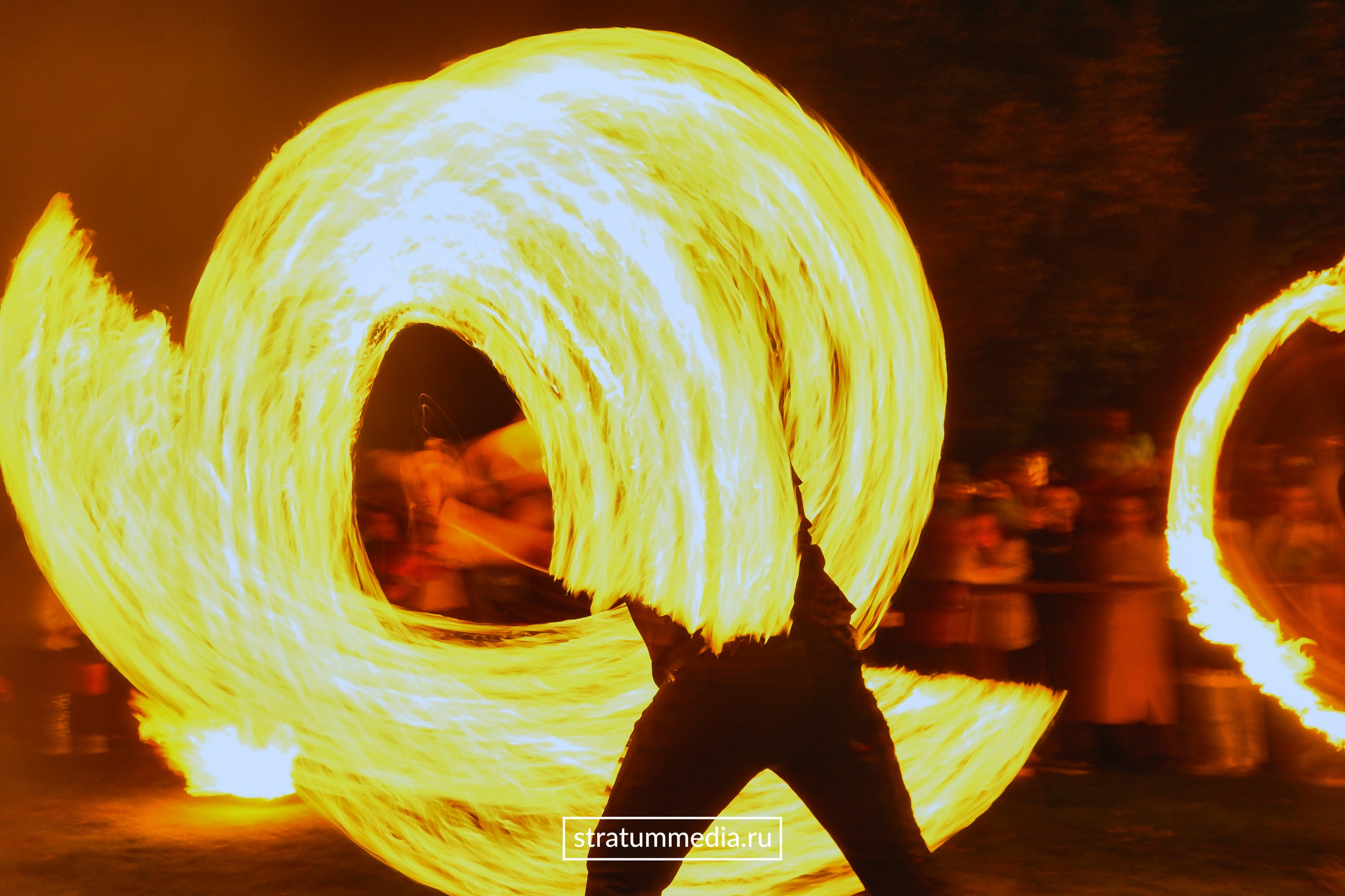 Fire Show at Park. Stratum Media — Фото-Видео Съемки