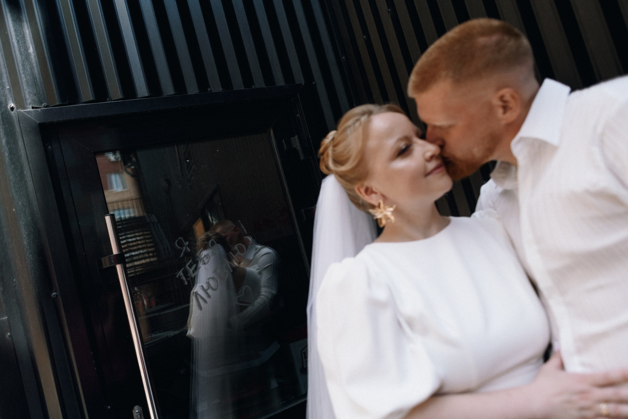 Фотосессия в стиле минимализм на улицах Тюмени, жених и невеста вдвоем