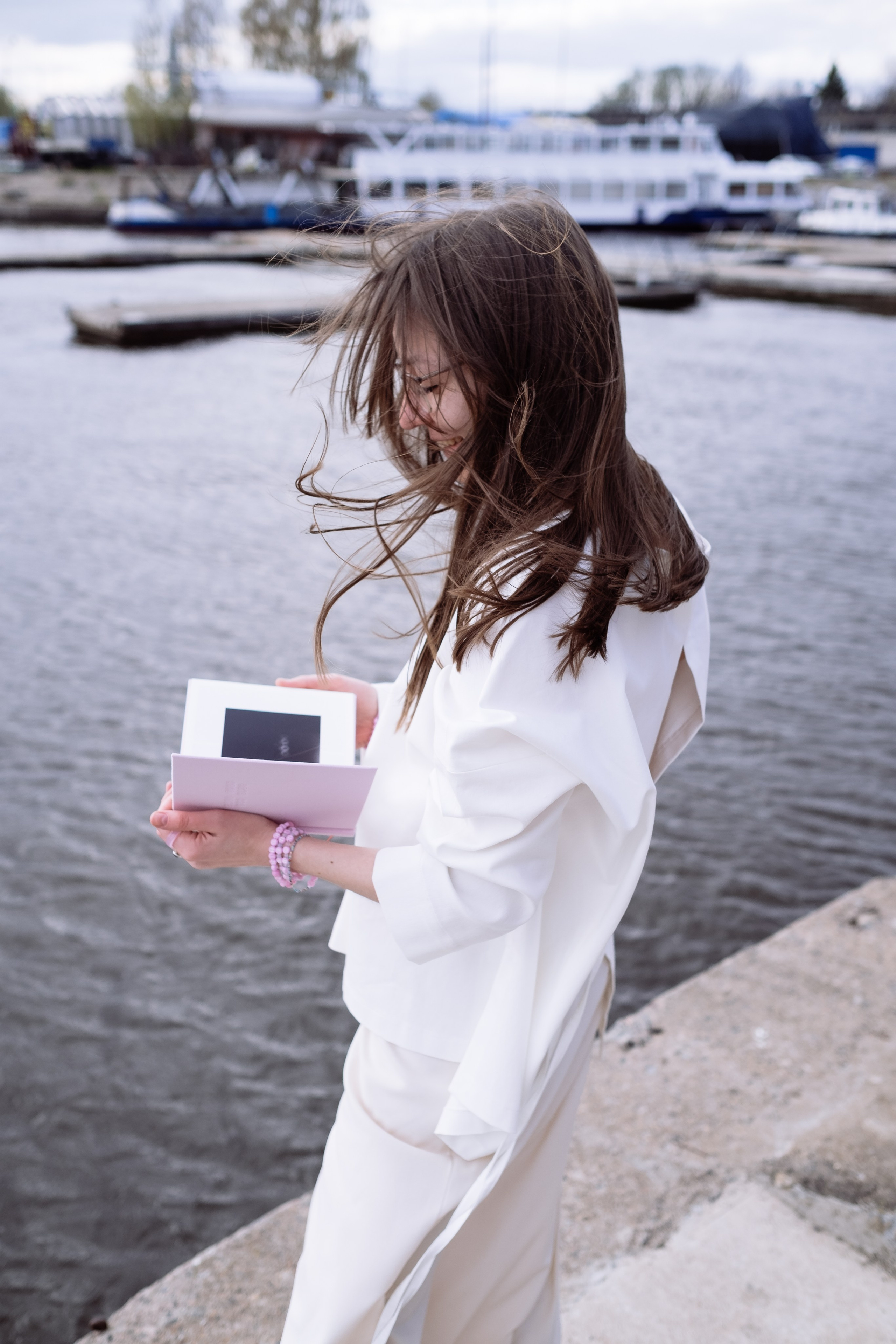 КНИГА ХУДОЖНИКА PINK WORD RED FLAG. Бюро Индульгенции Серафима Бучинская продюсер дизайнер художница СПб