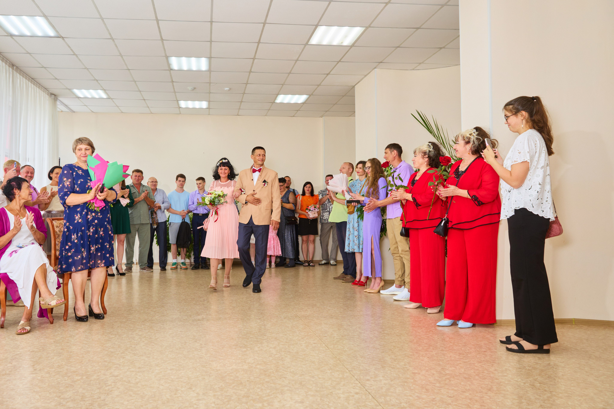 жених и невеста в окружении гостей в зале для торжеств Сосновоборска