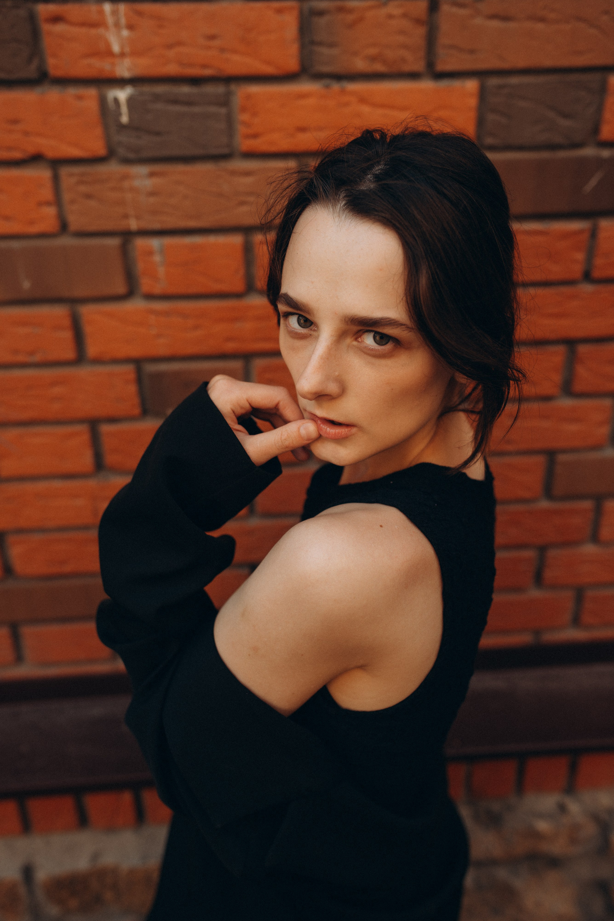 Девушка в черном платье и пиджаке оверсайз, концептуальный портрет в стиле total black, эстетика Урбан-нуар. Фотосессия в Новосибирске. 2.