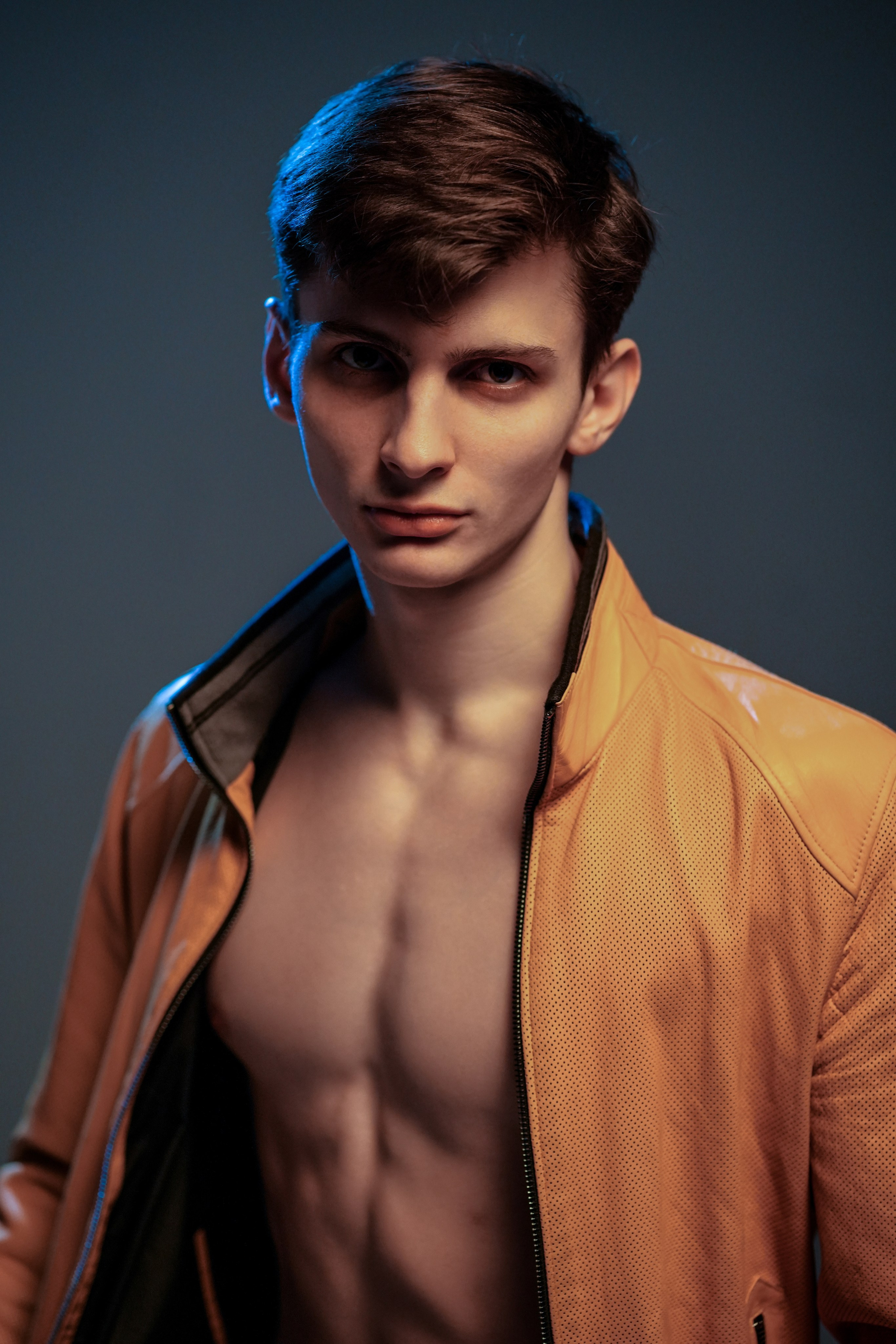 Парень в кожаной куртке