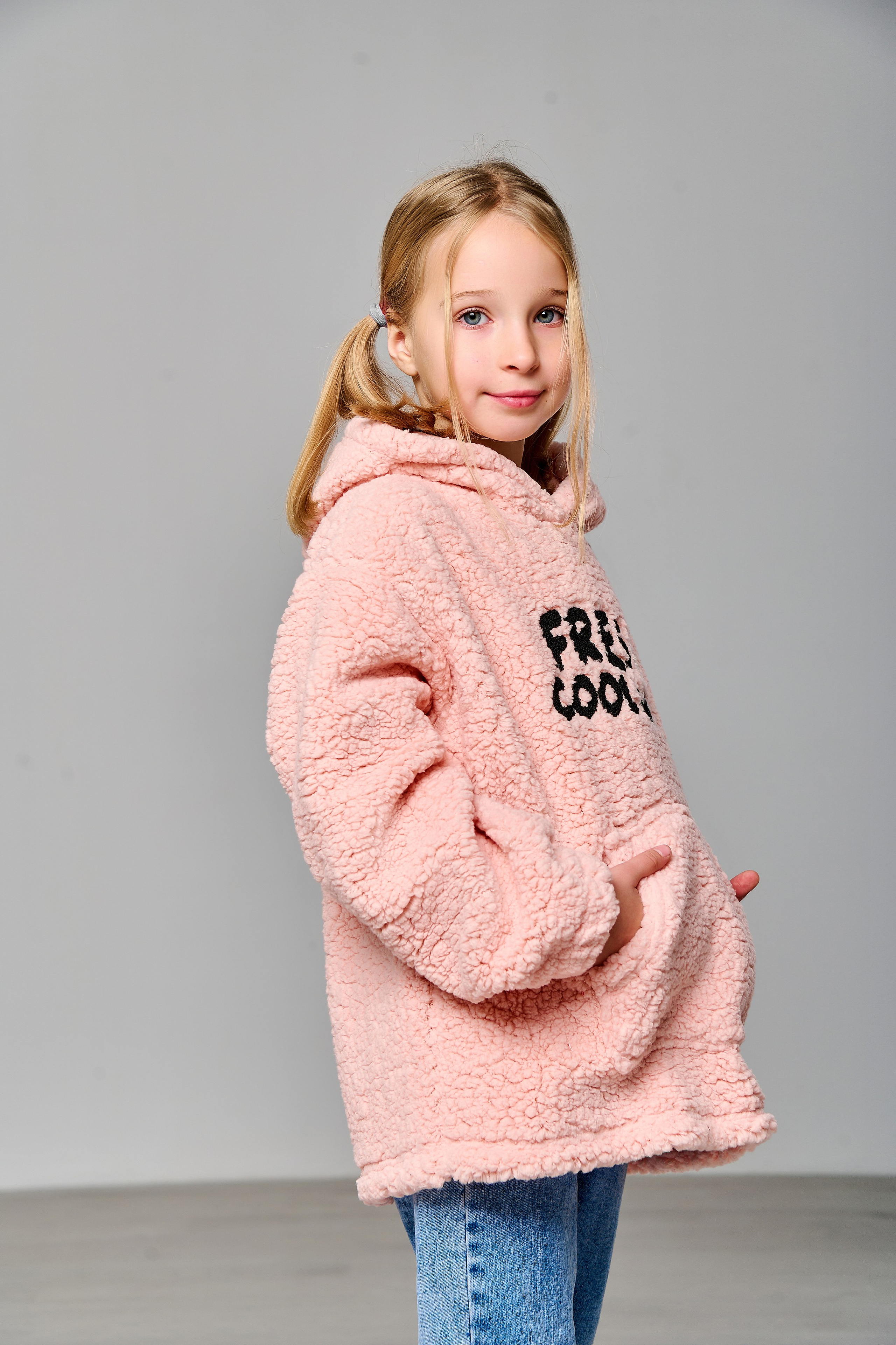 Съемка детских толстовок для маркетплейса. Контент фотограф для бизнеса и маркет-плейсов