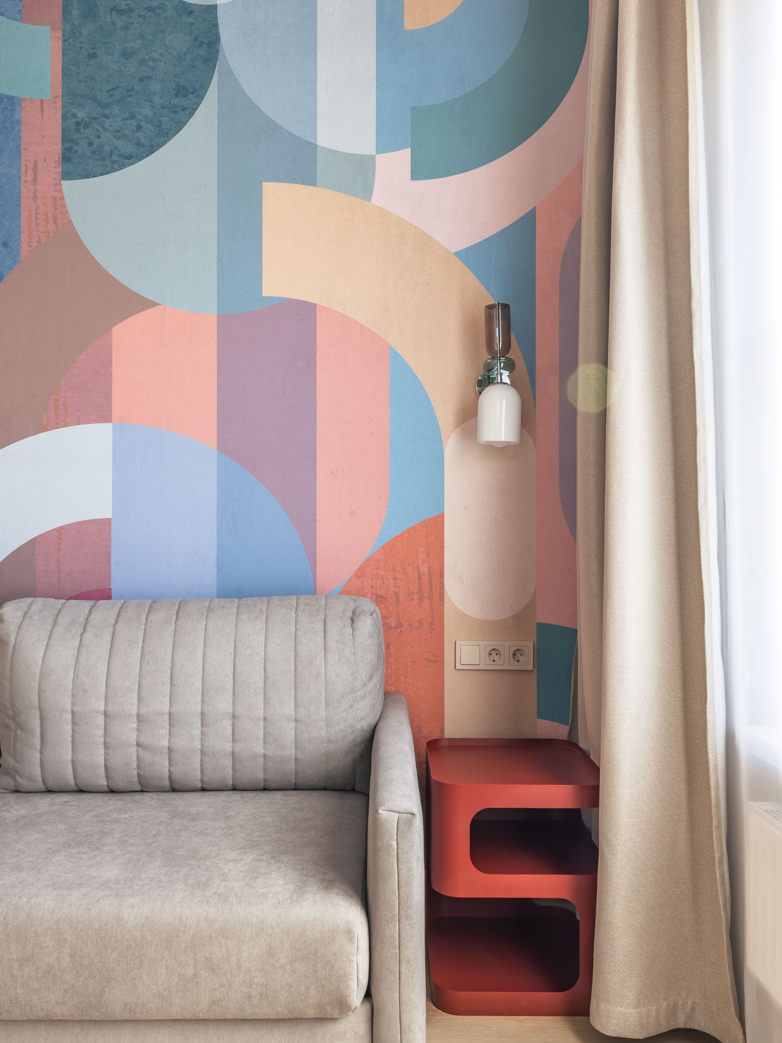 Гостиная в арендуемой квартире ЖК Наследие Ксения Новикова интерьерный дизайнер ksudsgn Санкт-Петербург сочная палитра яркая фреска