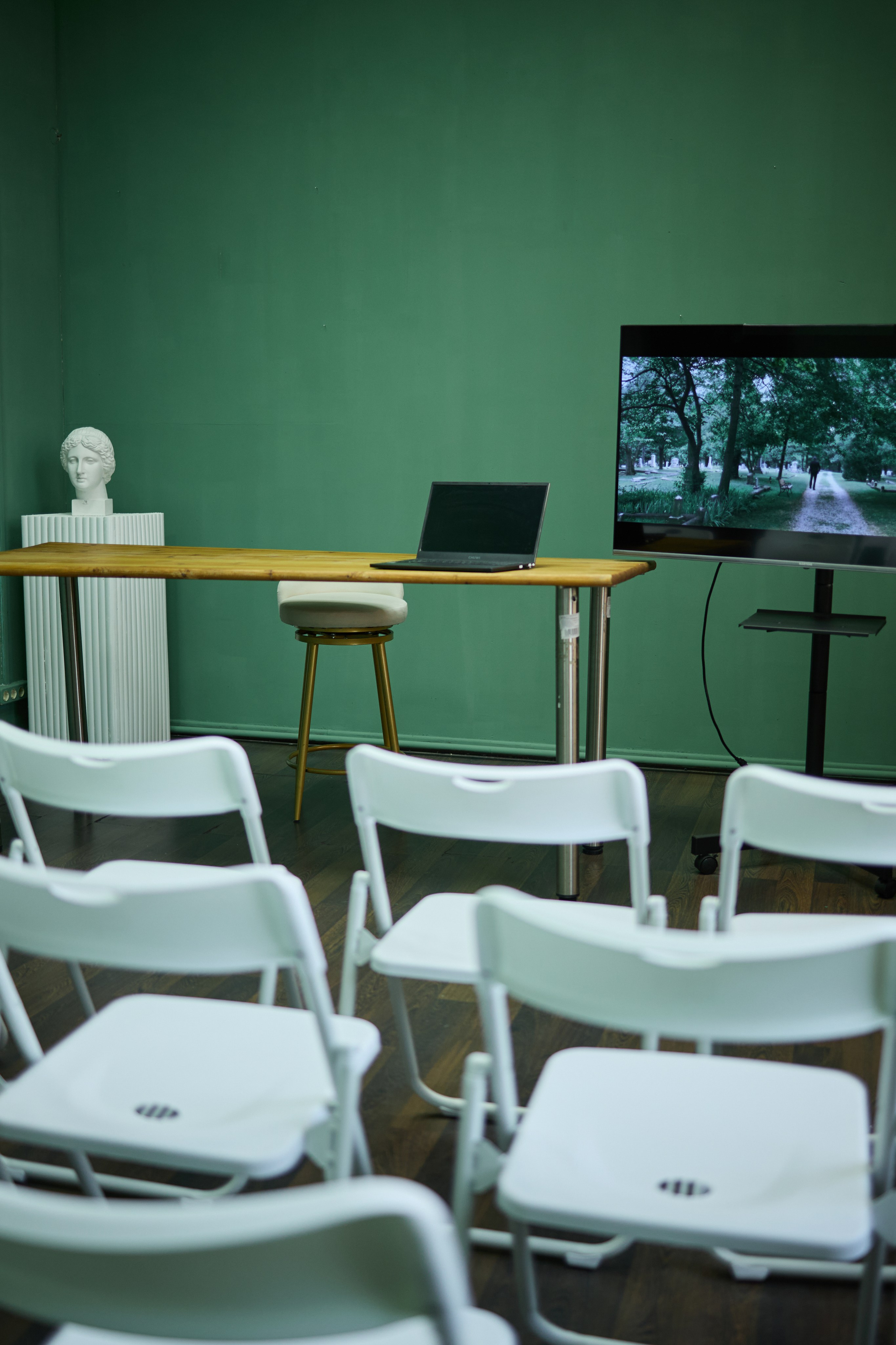 Зал Roomy «класс». Фотостудия Roomy в Краснодаре | Семейные и детские съёмки дней рождения от 1 до 5 лет, аренда зала фотостудии