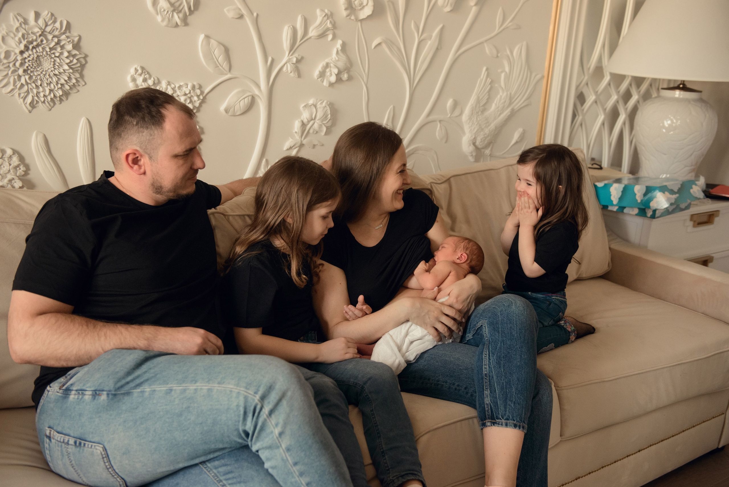 A family photo shoot at home, a family with a newborn baby. Photographer Elena Carruthers, Scotland