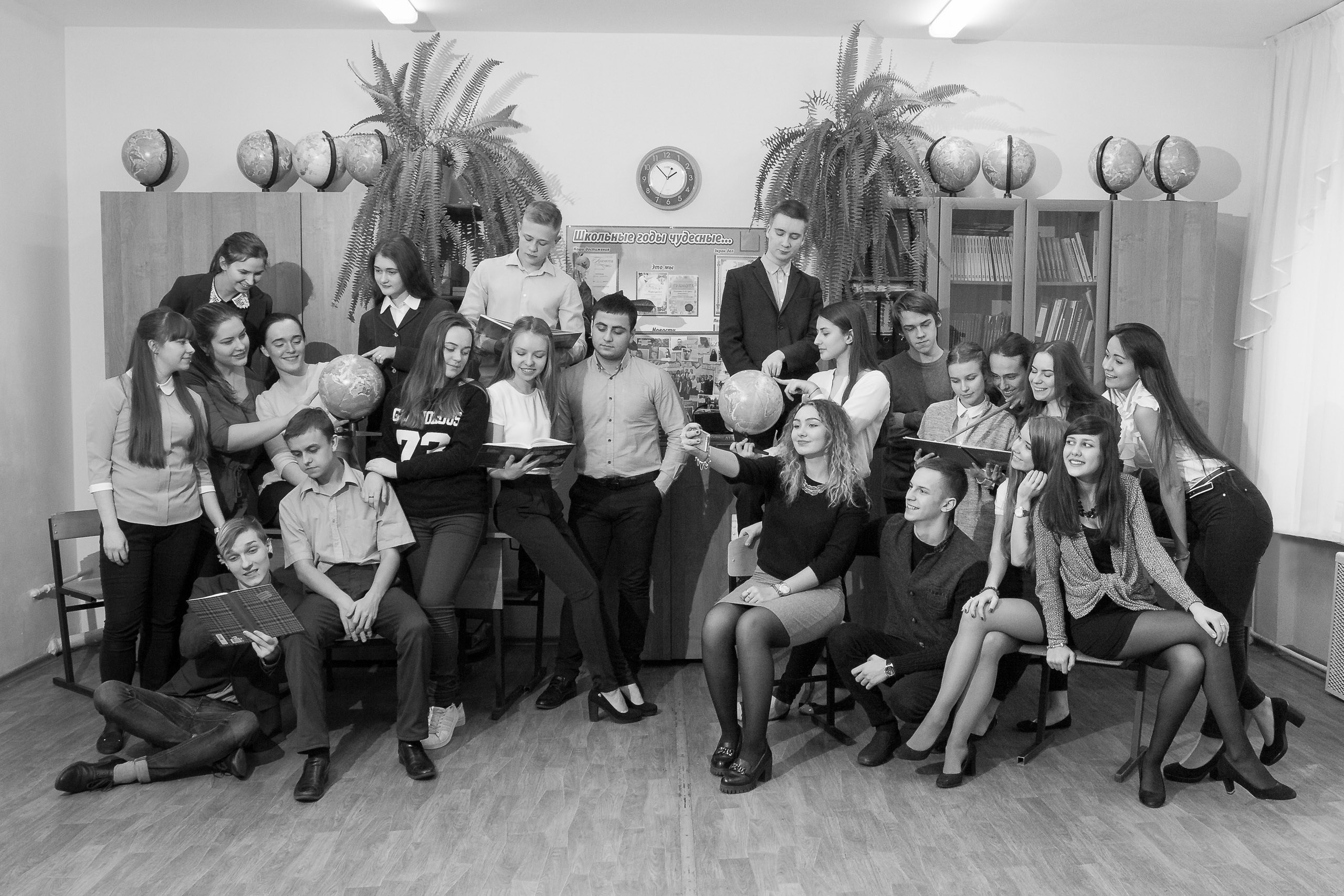 Общая фотография выпускного класса в чёрно-белой фотокниге «Классика»
