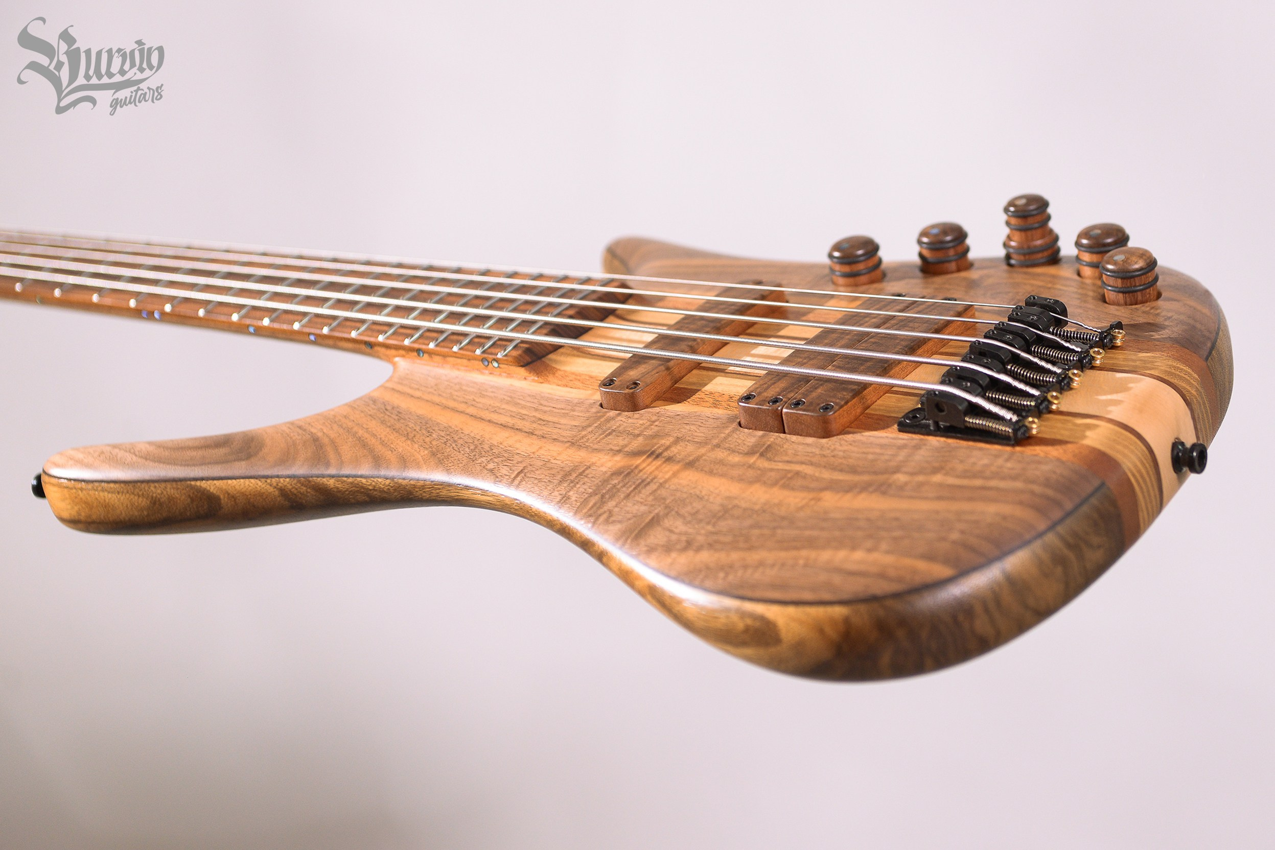 026 ACULA. Master of making guitars and basses to order