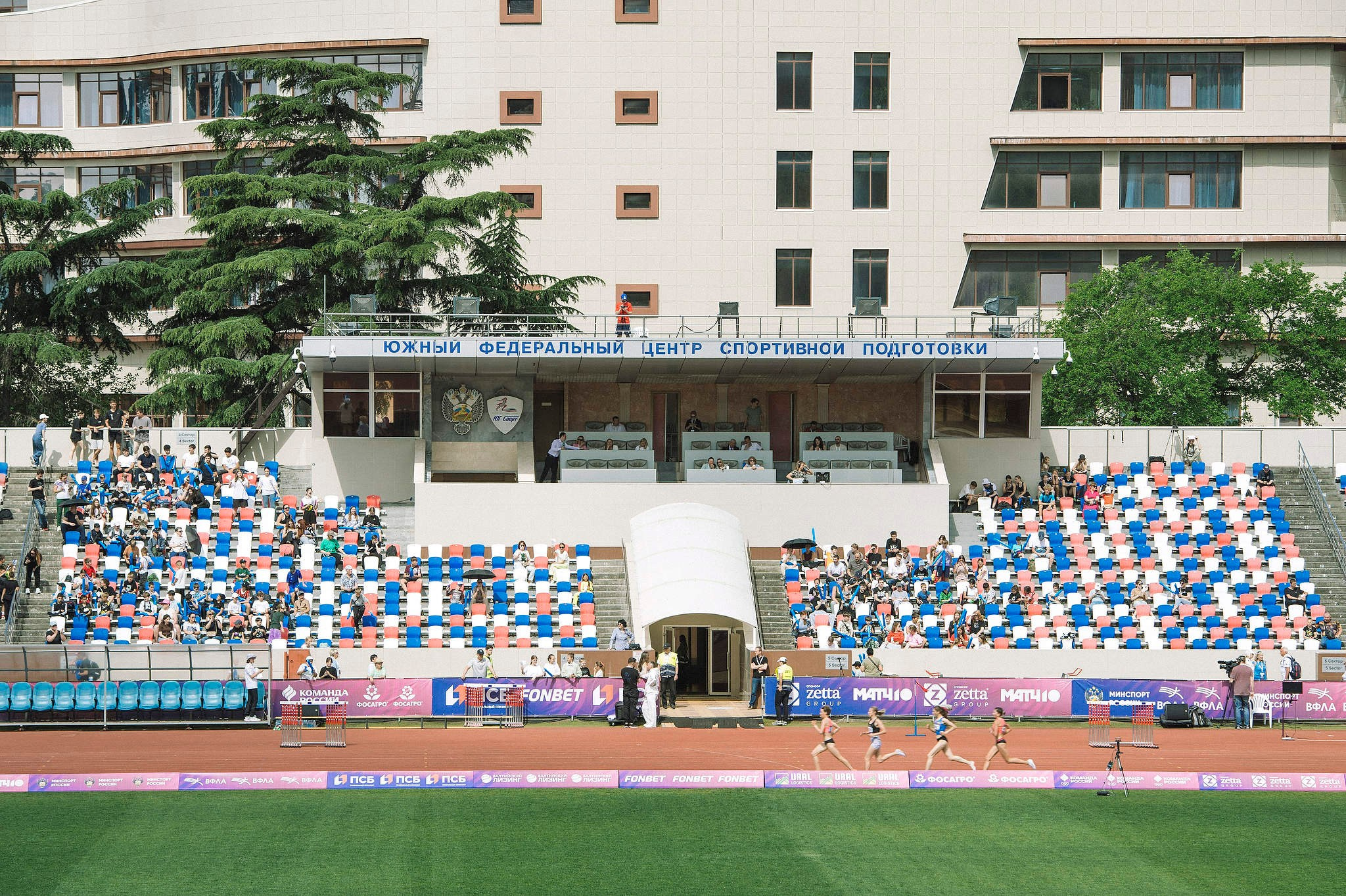 Светлана Аплачкина, Любловь Дубровская и Анастасия Красильникова в забеге на 5000 метров в Сочи