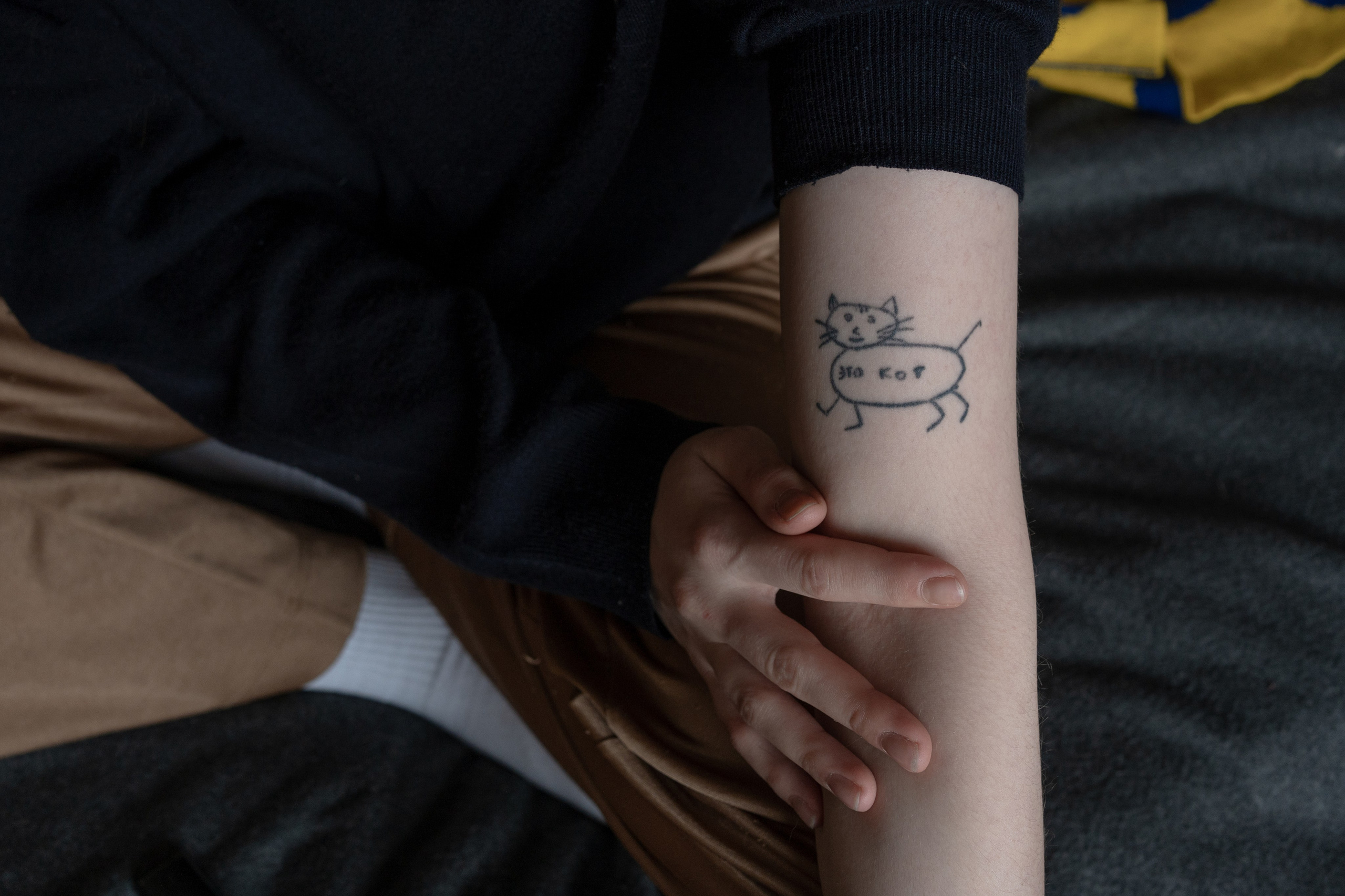 A tattoo on the arm of Alexandra Popova, the wife of Artyom Kamardin, who was sentenced to 7 years for reading anti-war poetry. On the tattoo is the first drawing of Artyom from the pre-trial detention center.