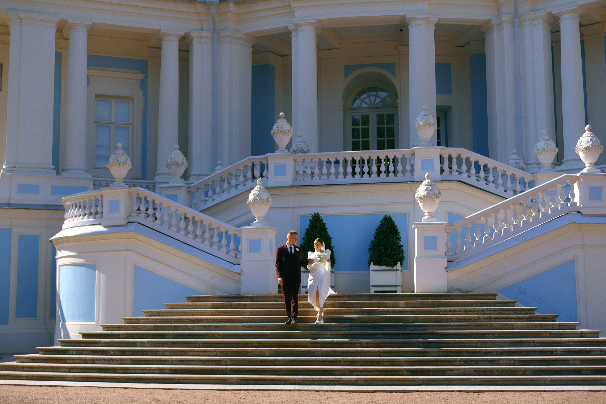 Свадебная пара на лестнице у дворца в Ораниенбауме — общий план