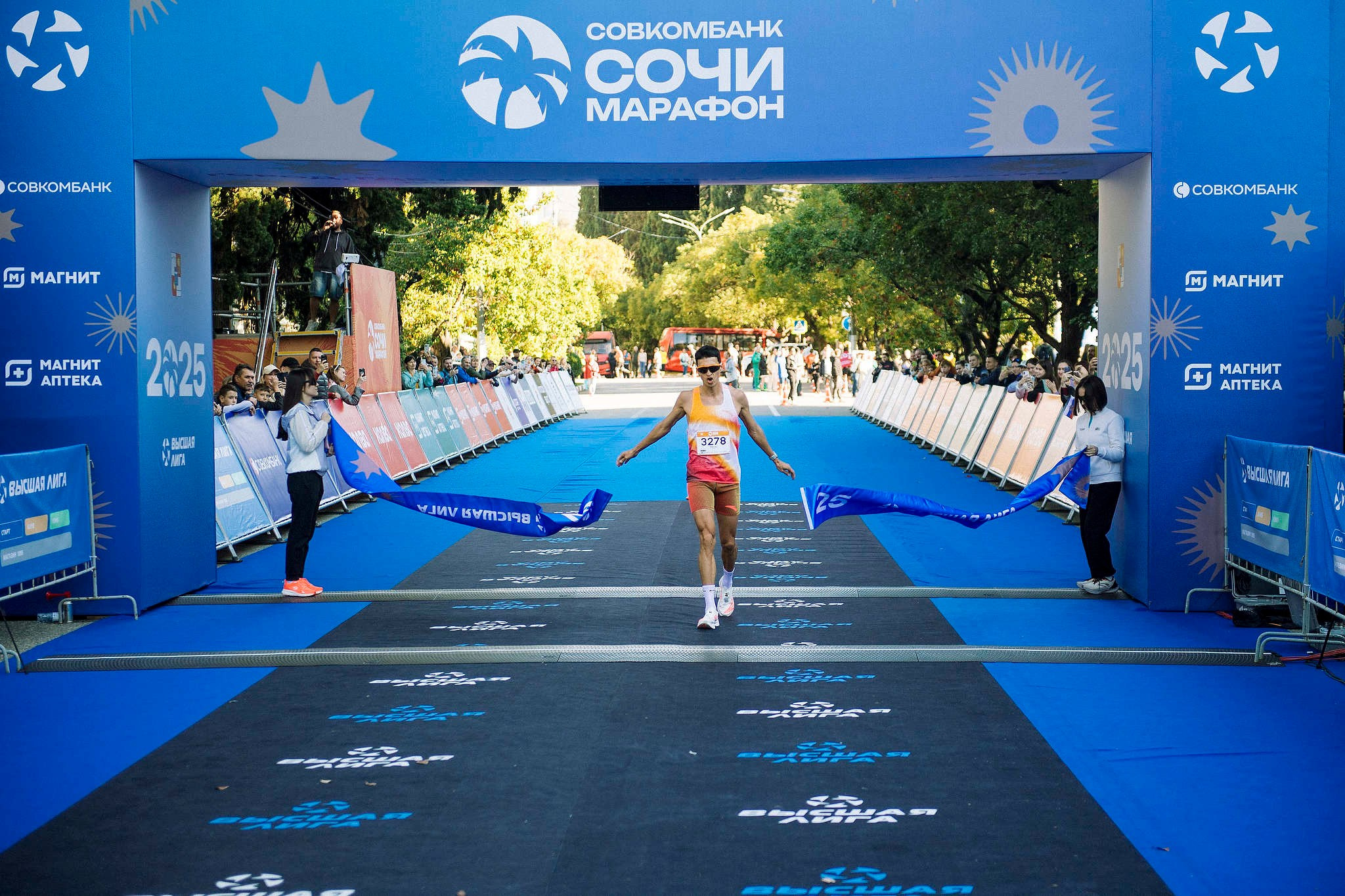 Победитель 10 км Совкомбанк Сочи Марафон Ринас Ахмадиев финишиурет