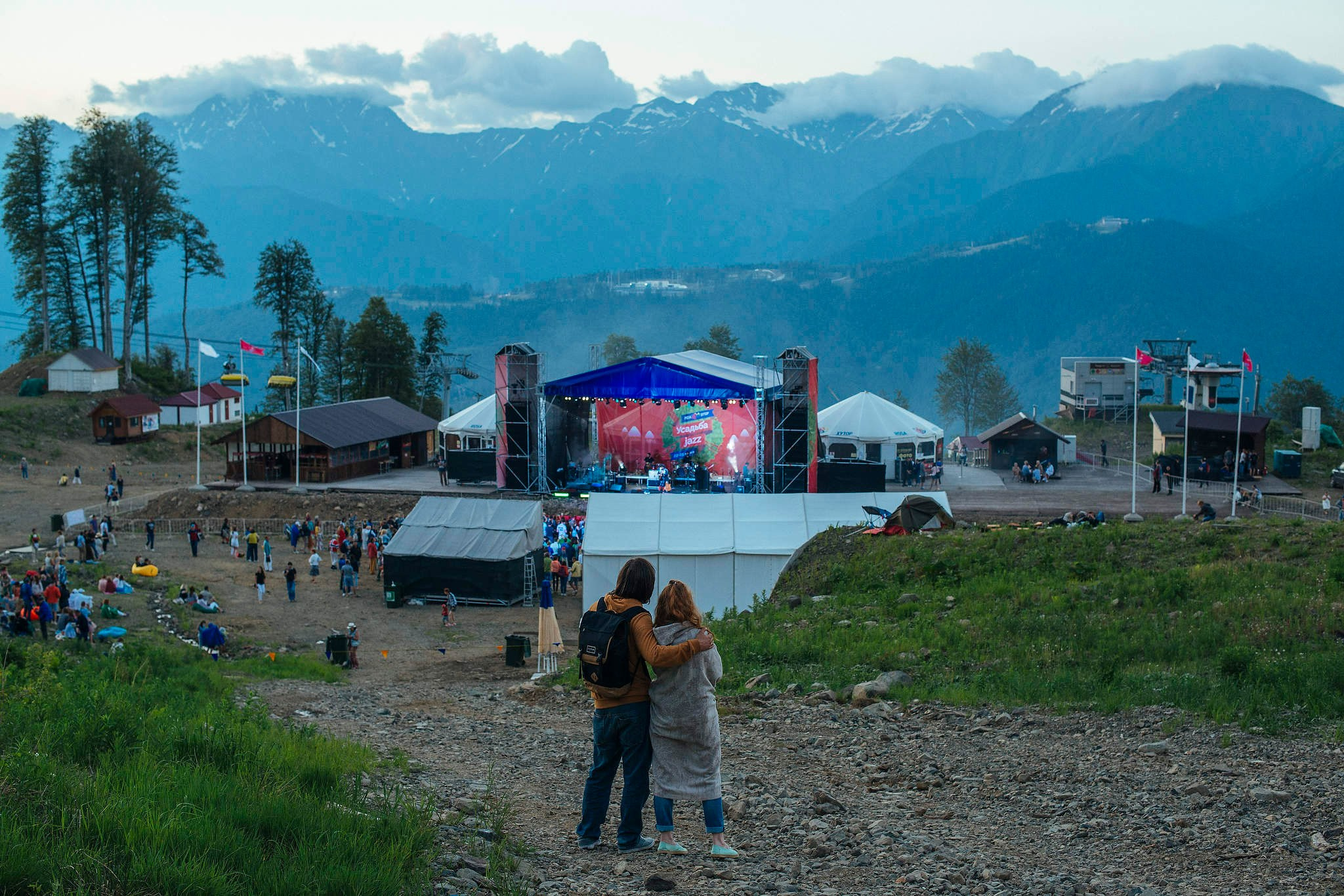 Молодая пара слушает итоговый концерт на фестивале Усадьба Jazz в Красной Поляне. Съемка для Усадьба Jazz в 2016 году.