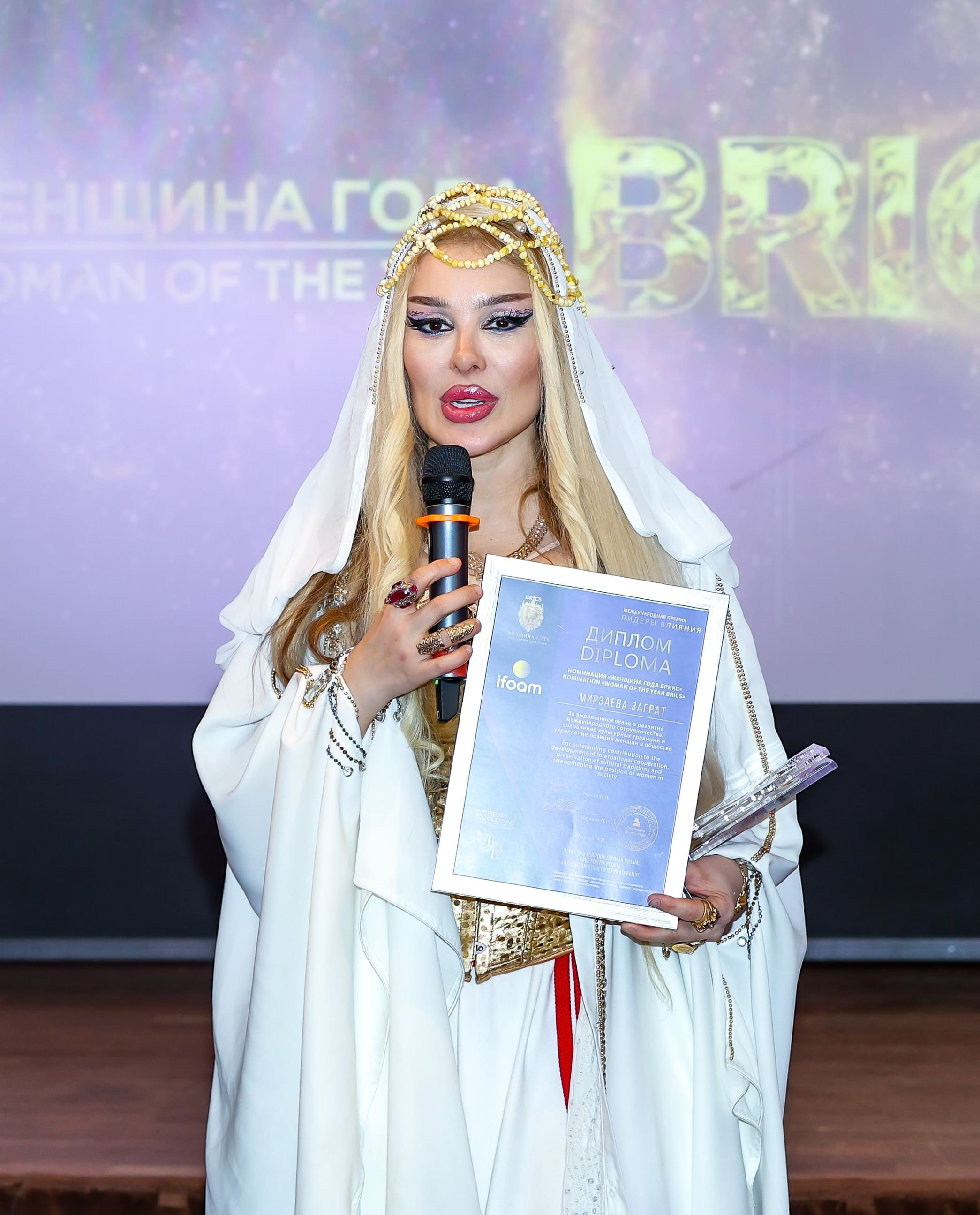 участница Международной премии «Лидеры влияния 2026» с наградой, фотограф Карасёва Елена