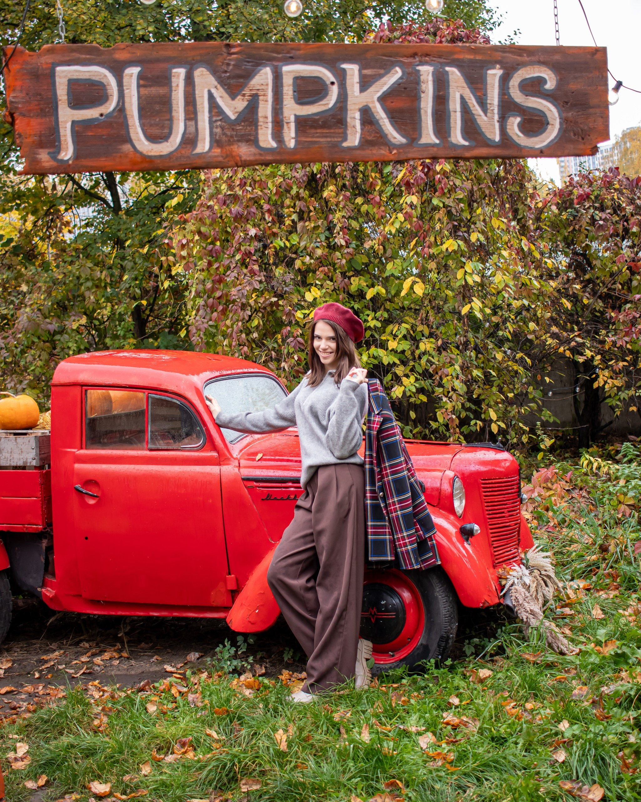 Девочка около фургона с тыквами и цветами, осенняя фотосессия, Карасёва Елена