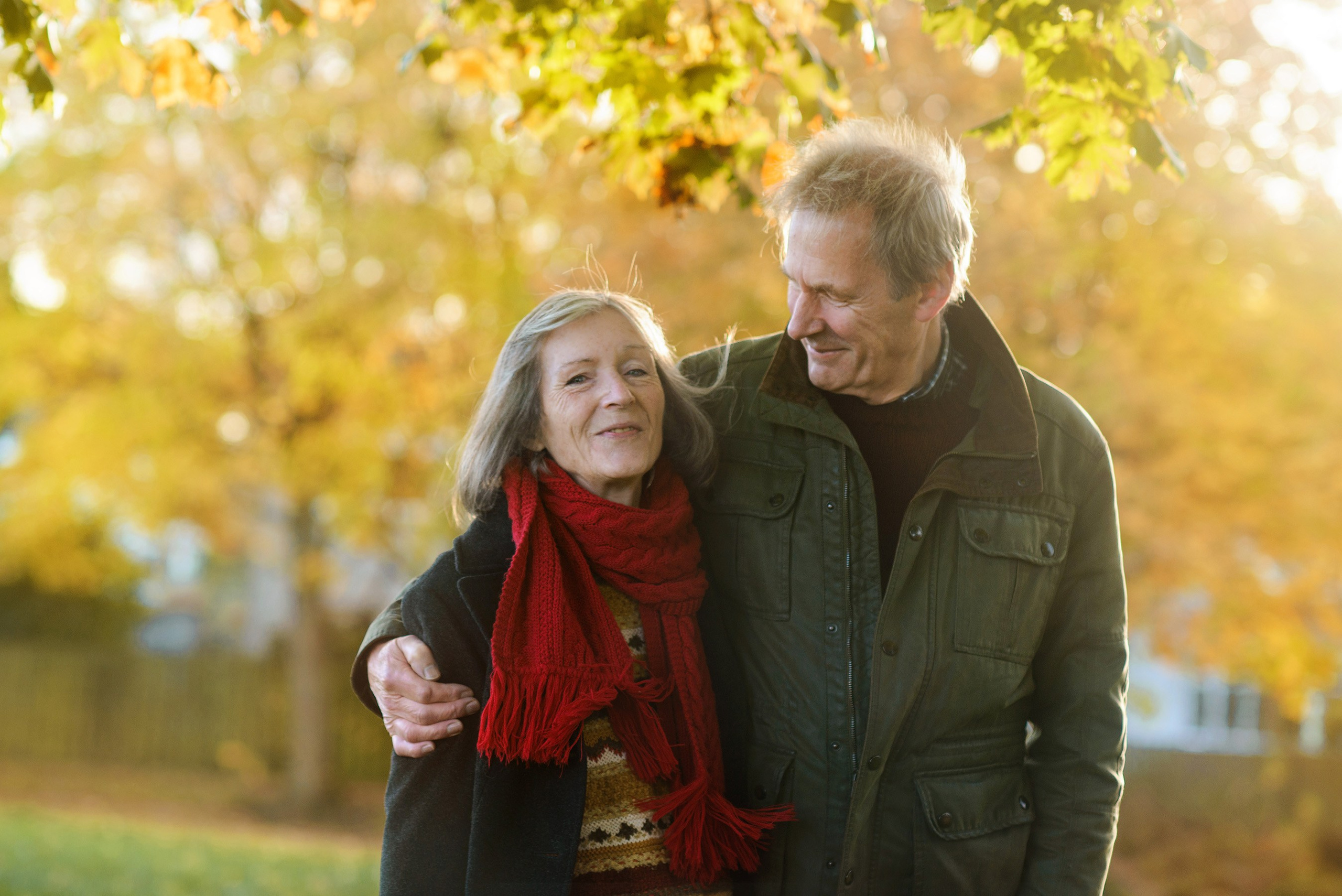 Photo session for a couple in a local autumn Scotland park. Elena Carruthers family photographer in Scotland (Edinburgh, Glasgow)