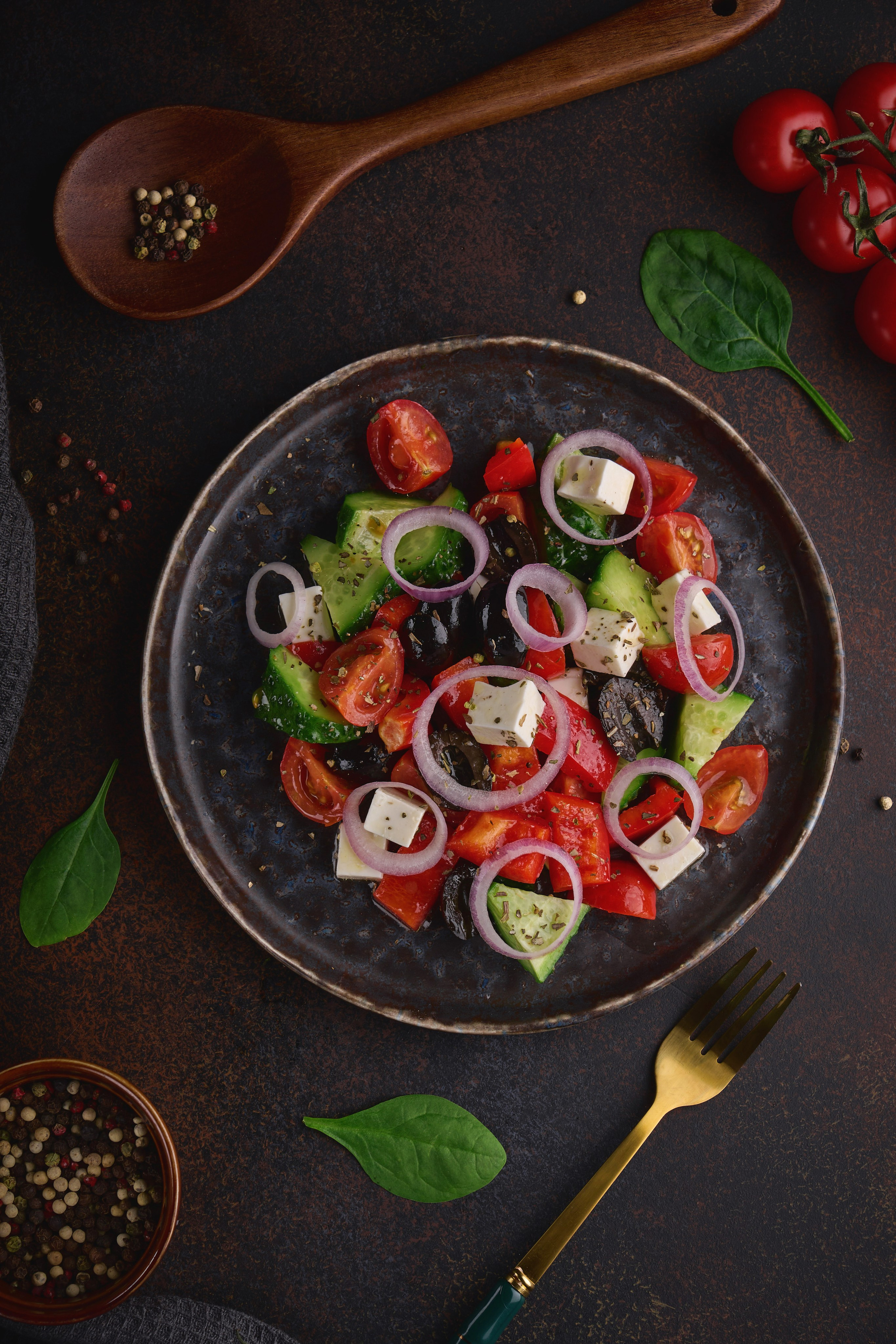 Греческий салат с фетой огурцами томатами маслинами подача ресторан ШефBRO Камышин фуд фотограф Гаврилычев