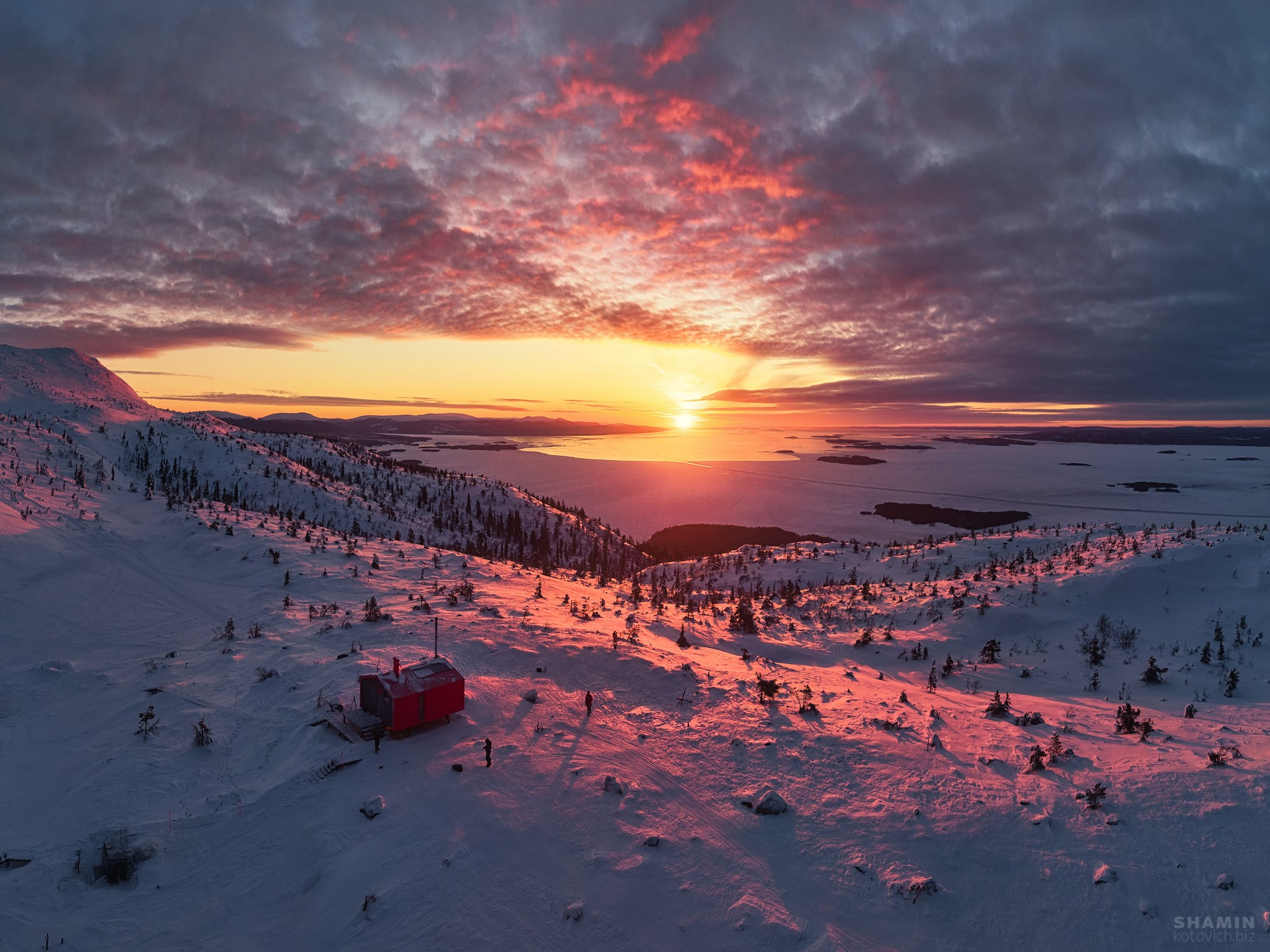 Пейзажи Кольского полуострова — северное сияние, тундра, Баренцево море и горы Хибины. Фотографии дикой природы и северного света на Кольском полуострове. Фотограф Константин Шамин