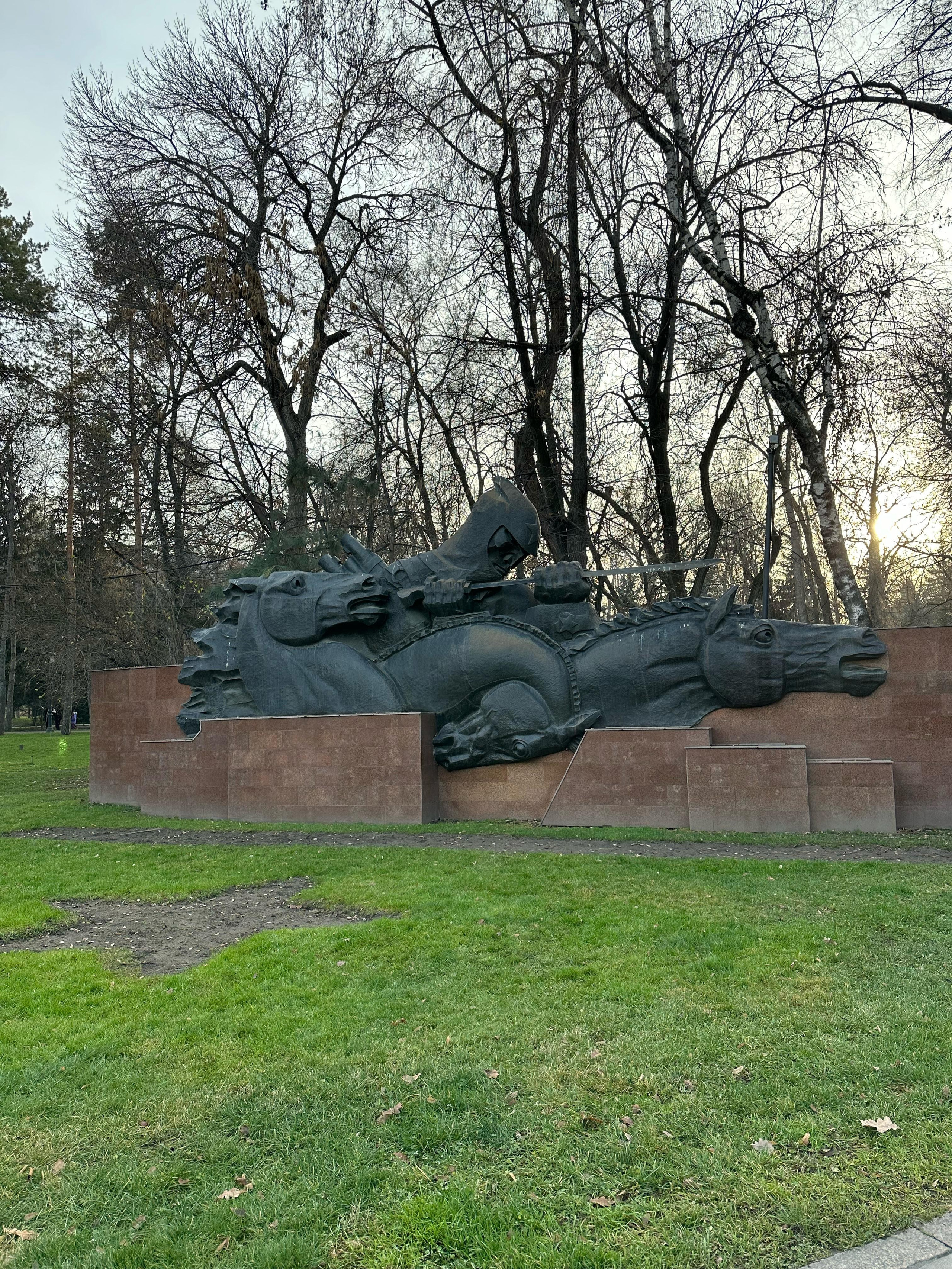 Вечный огонь и памятник 28 панфиловцам в Алматы — мемориальный комплекс