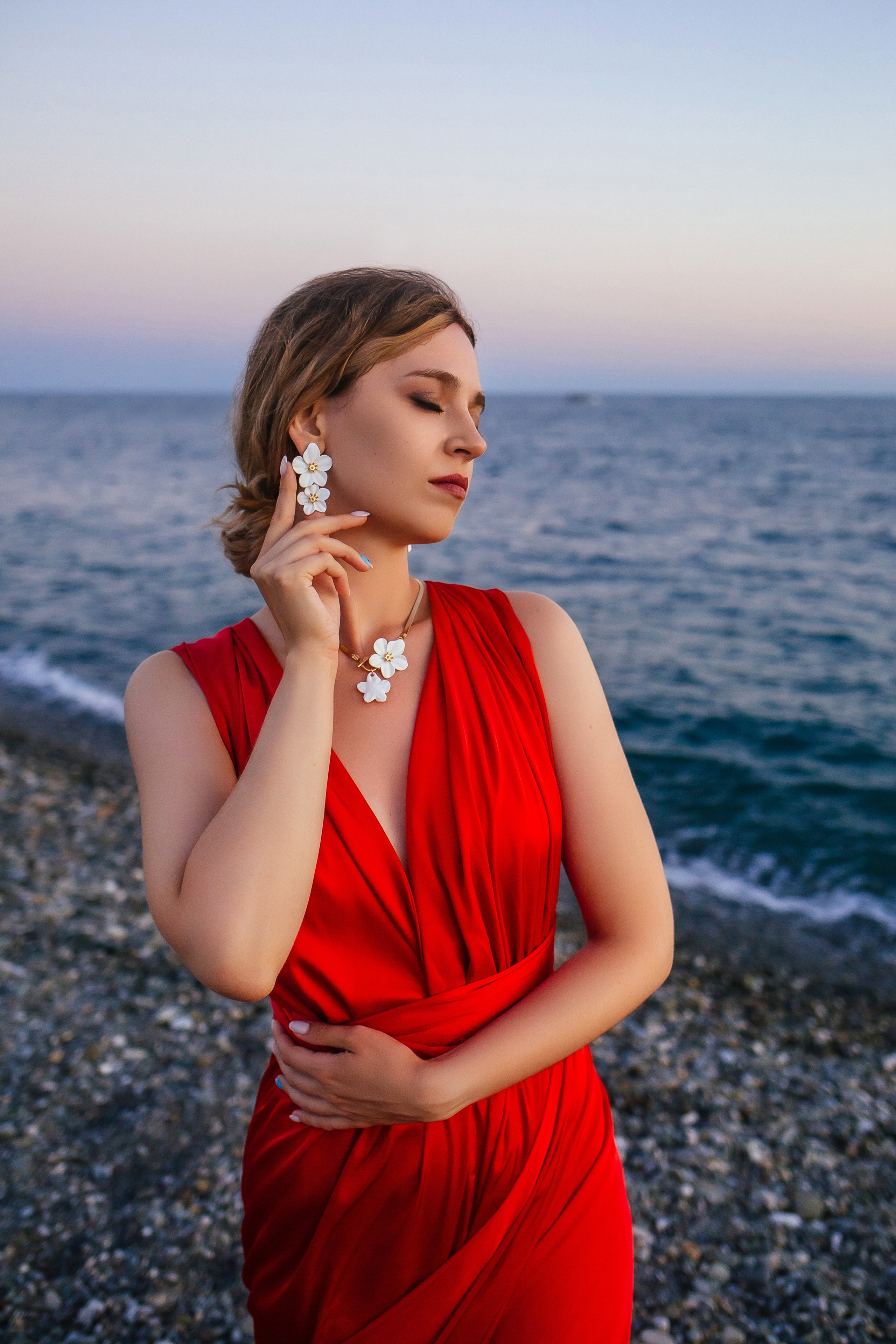 Женский портрет на камнях у моря фотограф Сириус